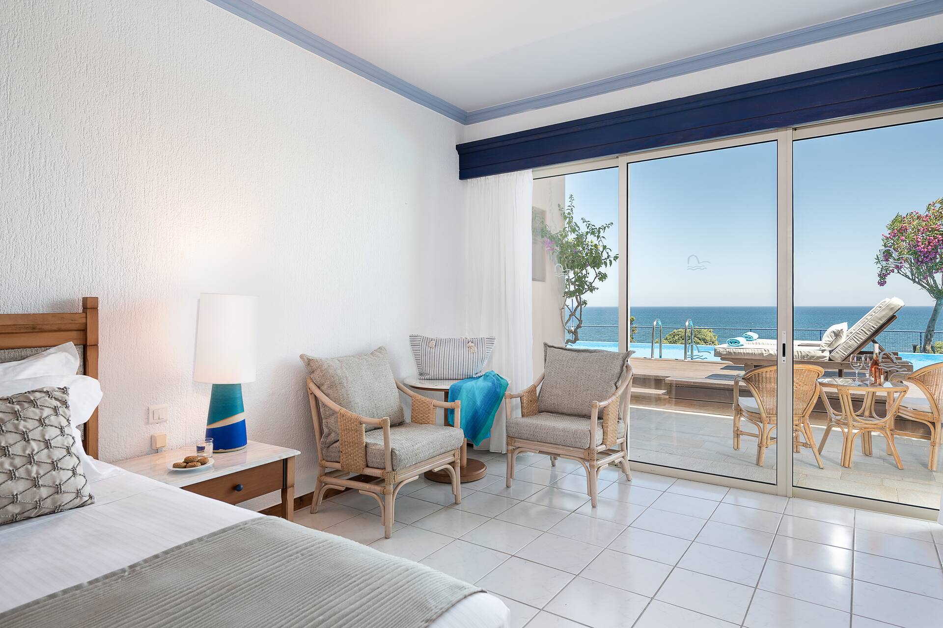 <p>Blue Executive Deluxe -huone, terassilta käynti uima-altaaseen</p>