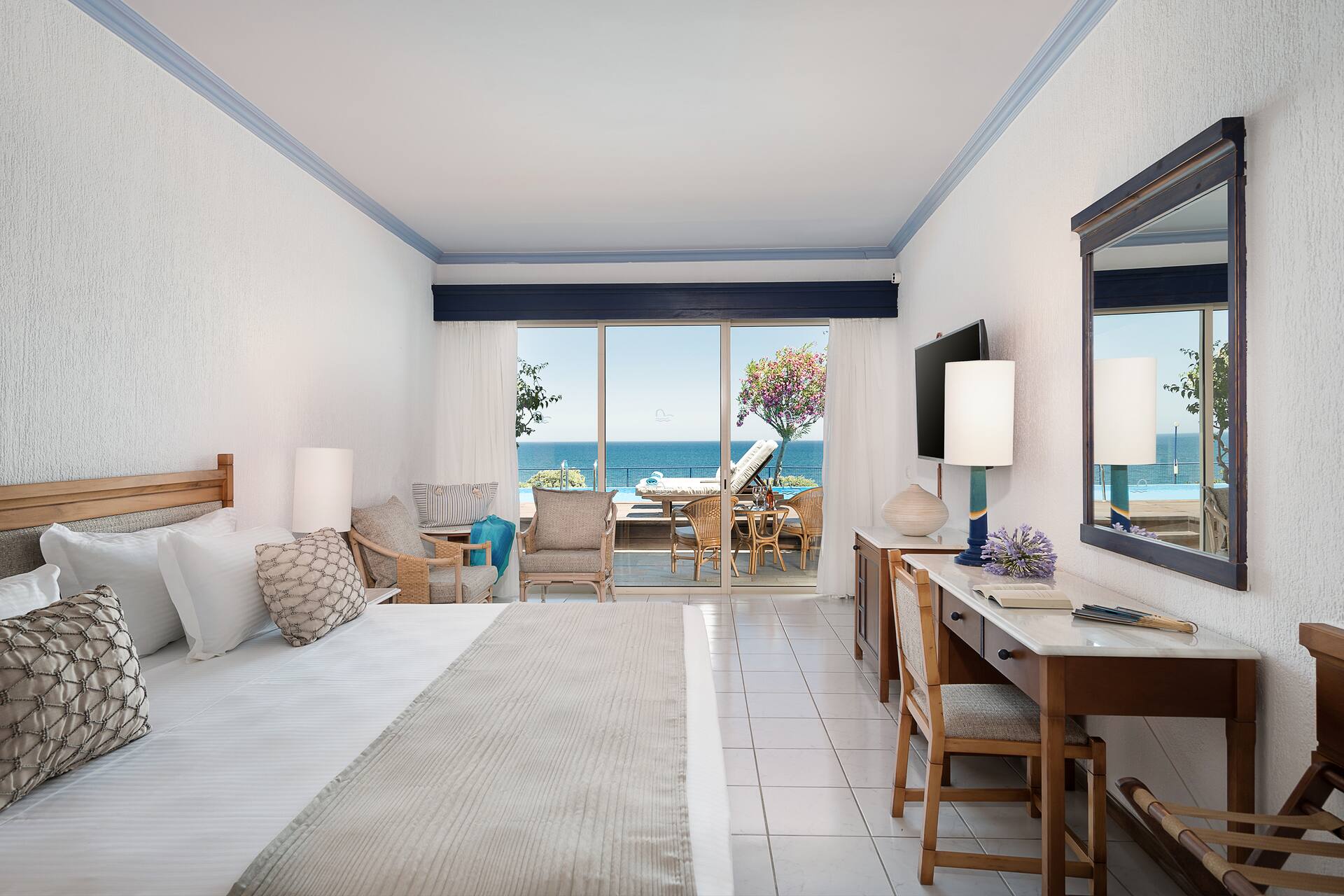 <p>Blue Executive Deluxe -huone, terassilta käynti uima-altaaseen</p>