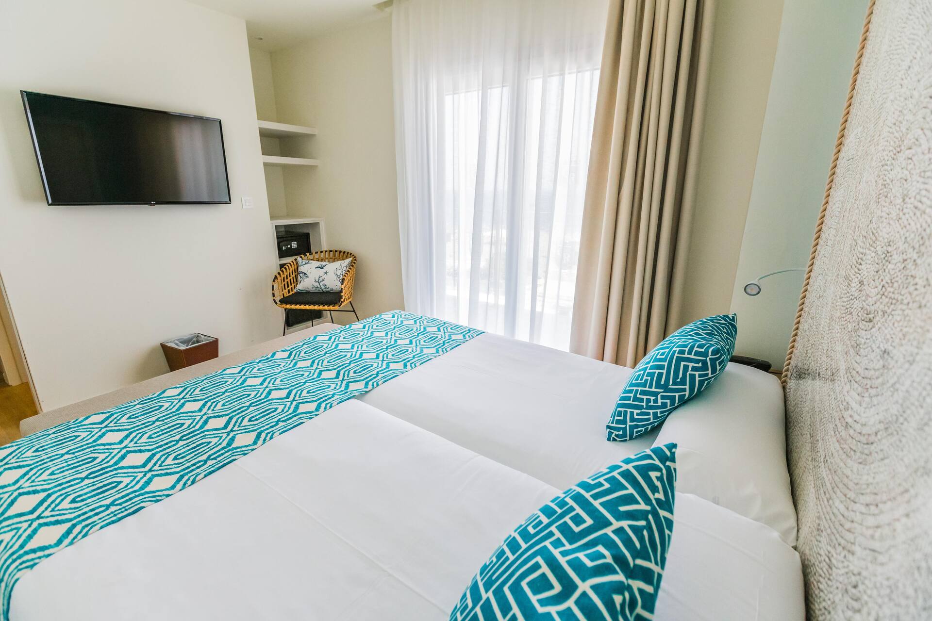 <p>Standard-huone/kahden hengen huone osittaisella merinäköalalla</p>