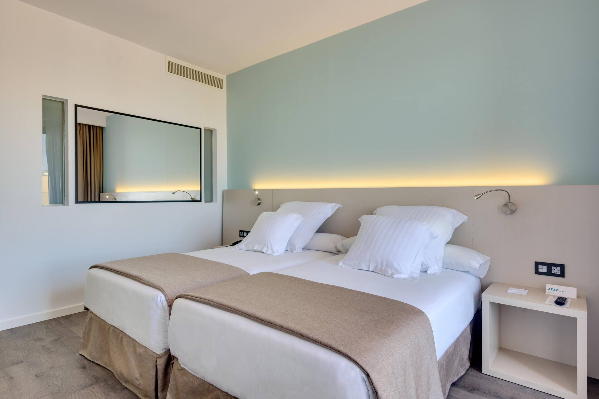 <p>Superior-huone</p>