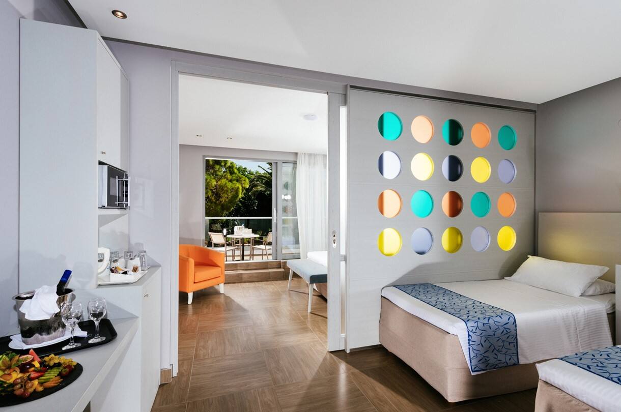 <p>Superior-perhehuone 1.–2. kerroksessa, puutarhanäköala</p>