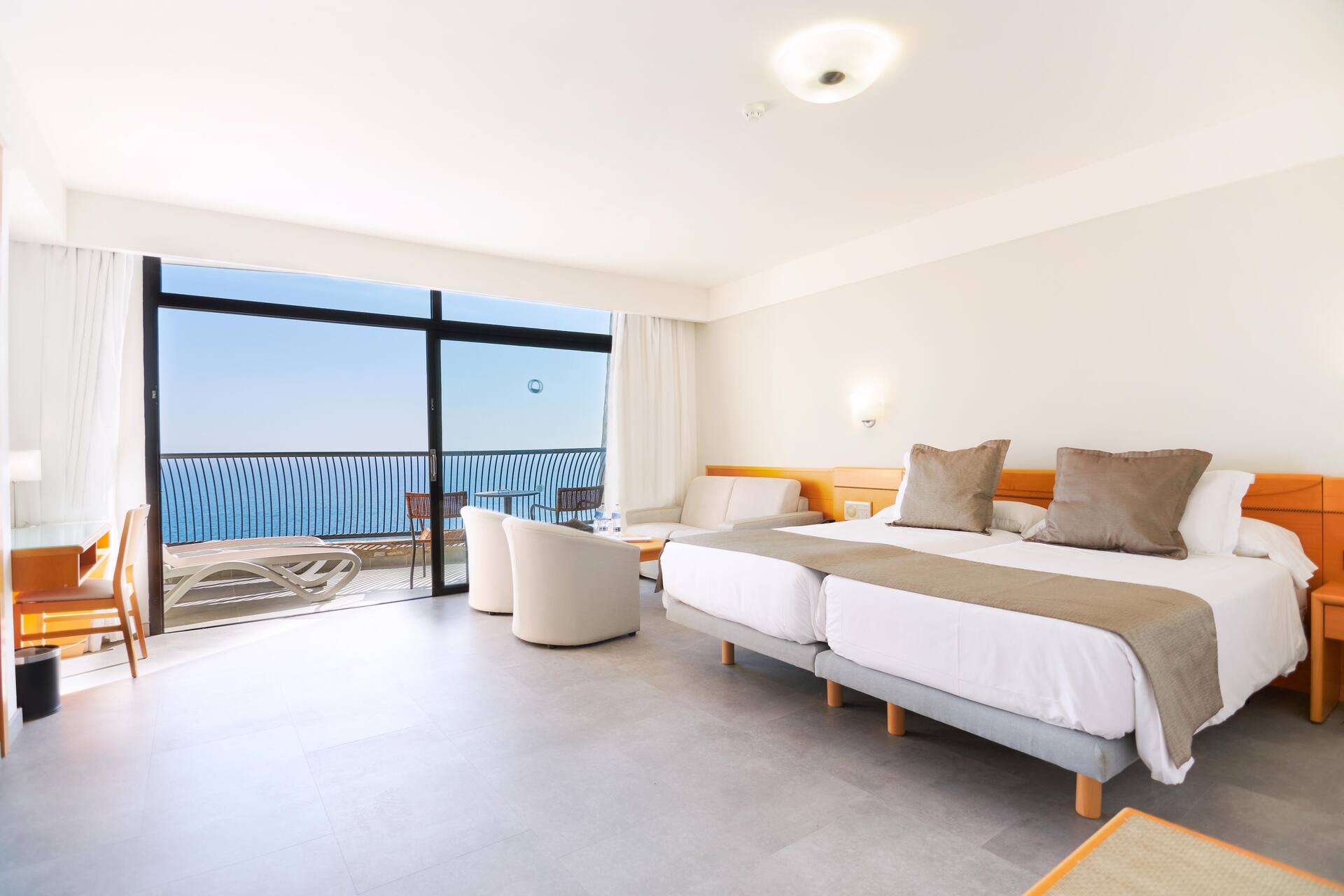 <p>kahden/yhden hengen huone</p>