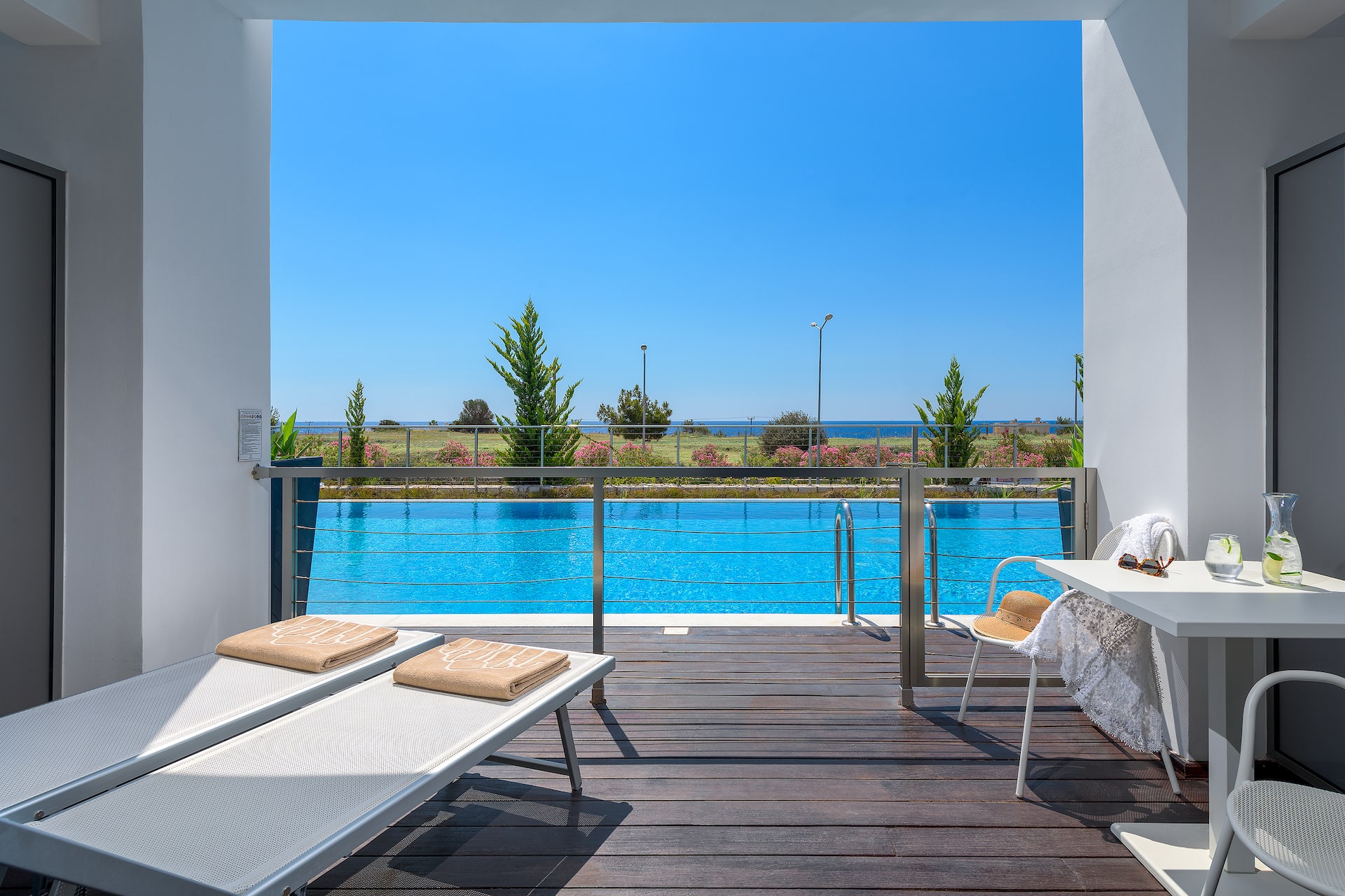 <p>Juniorsviitti, terassilta käynti jaettuun uima-altaaseen, merinäköala</p>