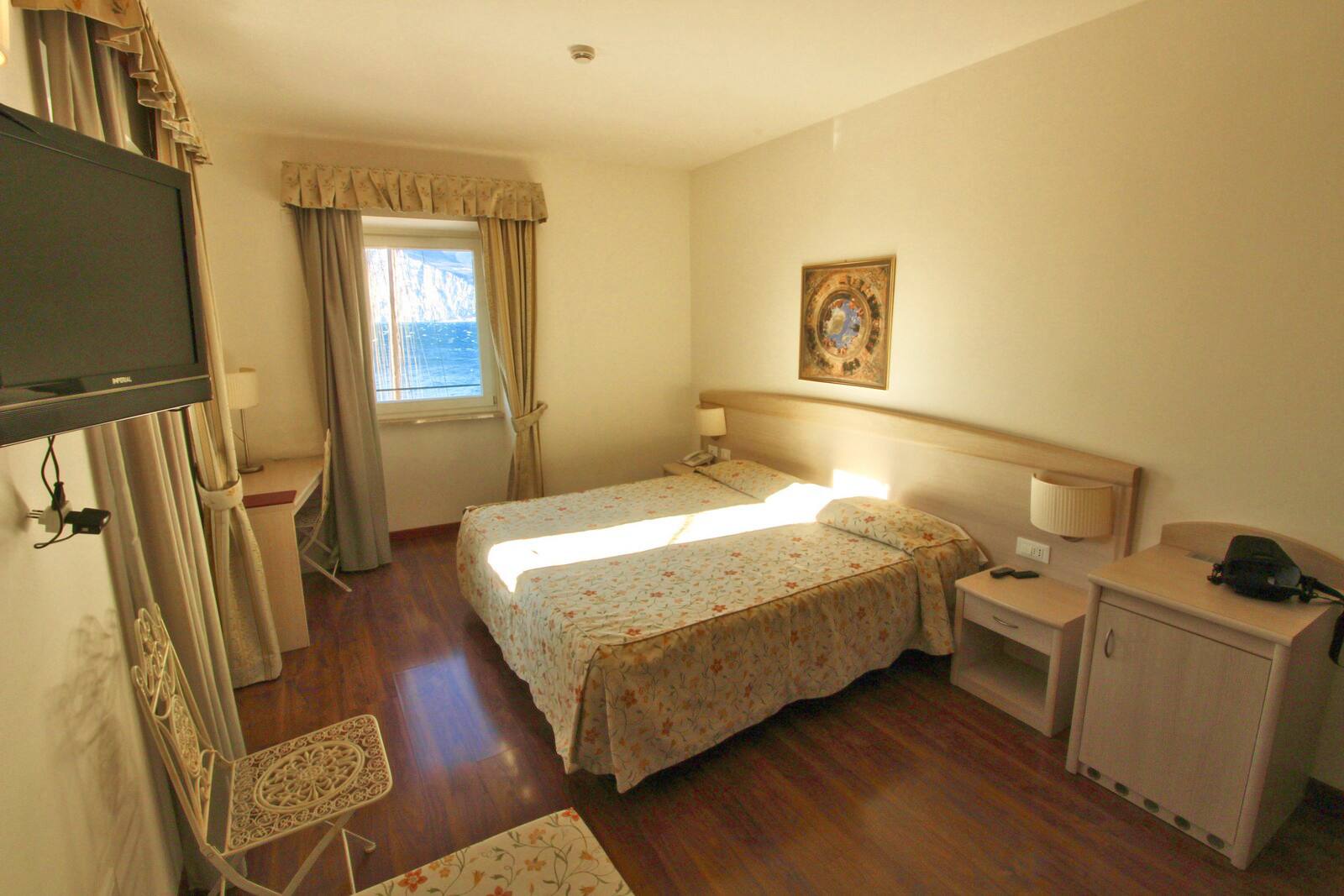 <p>Kahden hengen huone, osittainen järvinäköala</p>