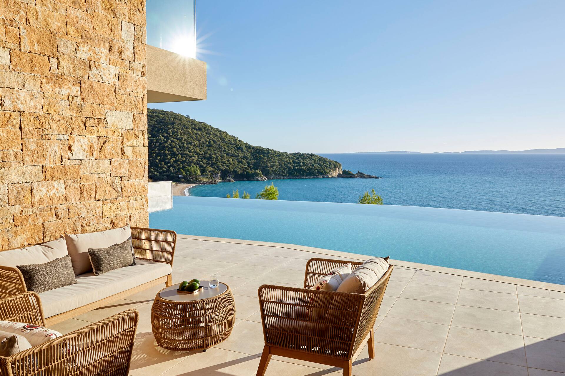 <p>Panorama-juniorsviitti, merinäköala ja oma uima-allas</p>