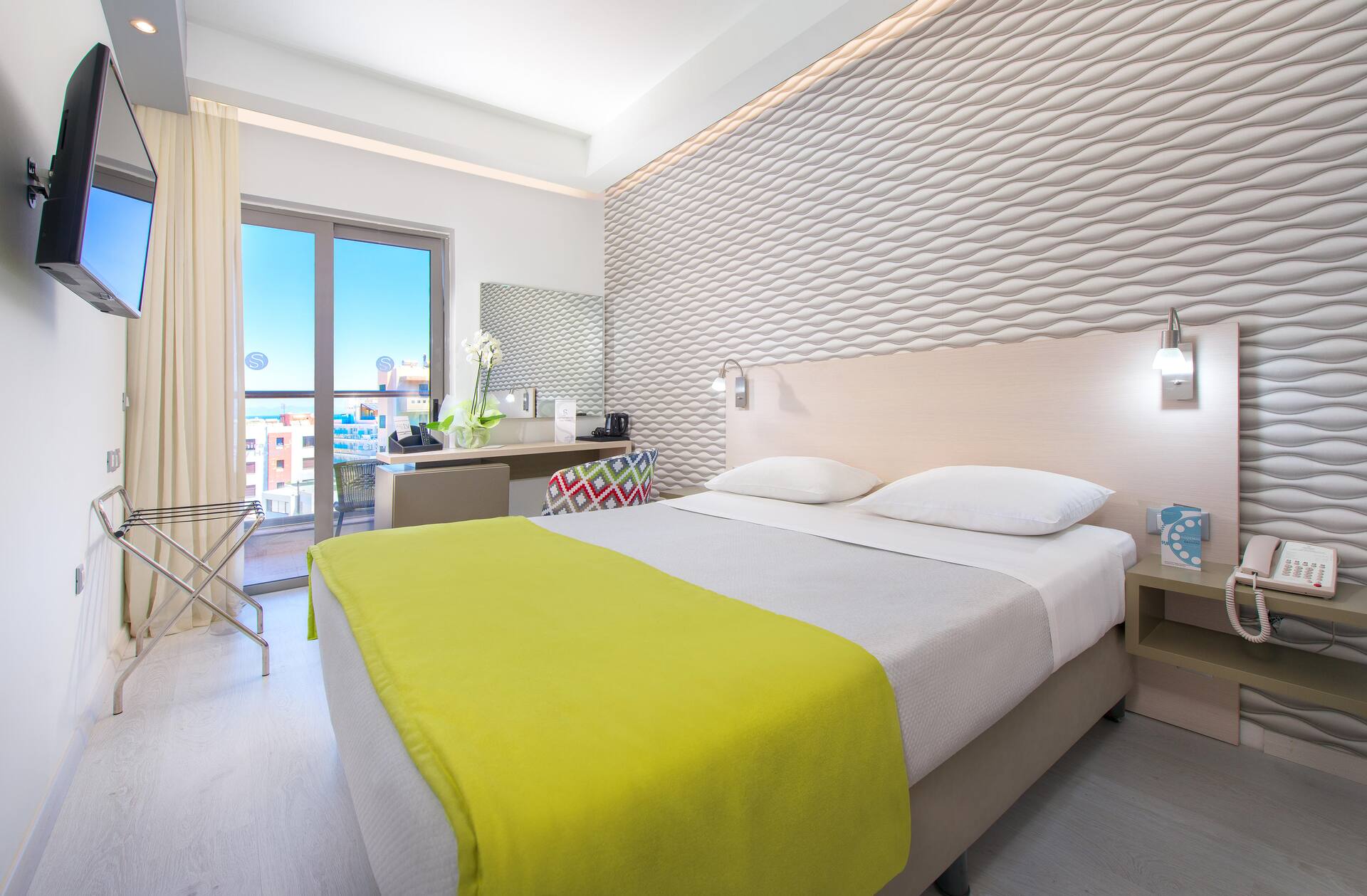 <p>kahden hengen huone, osittainen merinäköala</p>