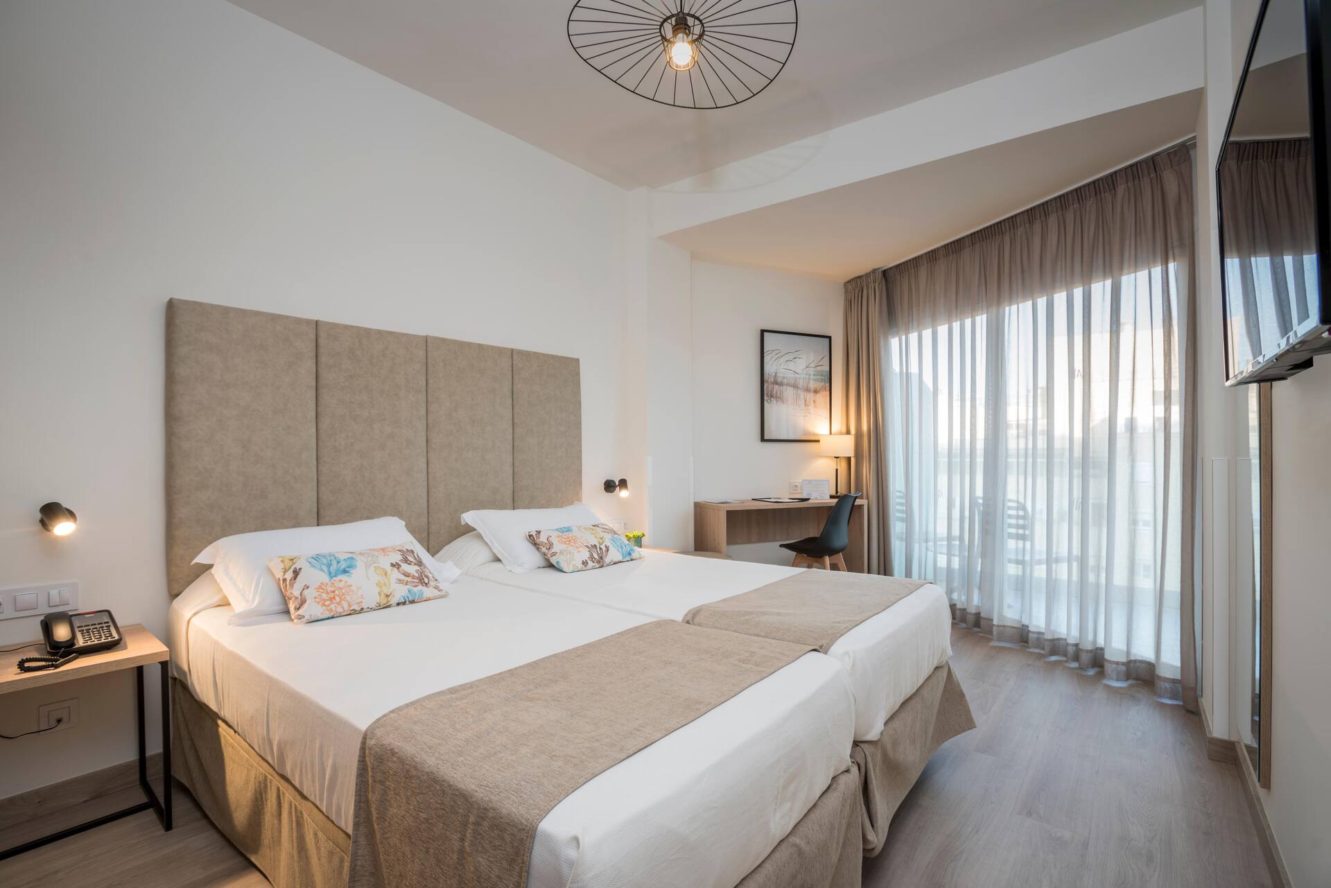 <p>kahden hengen huone, sivuttainen merinäköala</p>