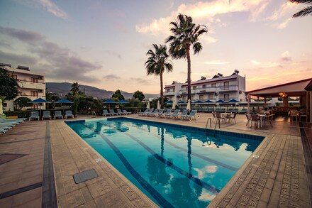 Sandys Studios Apartments and Log Villas