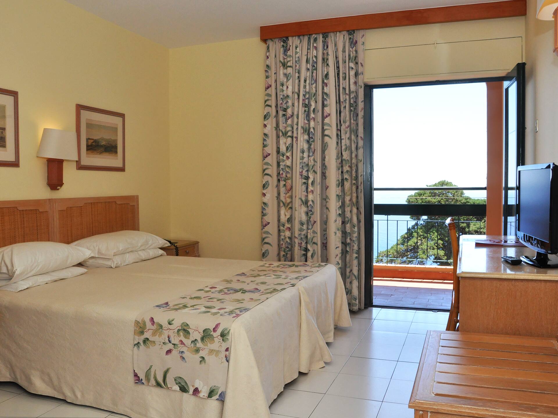 <p>kahden hengen huone</p>