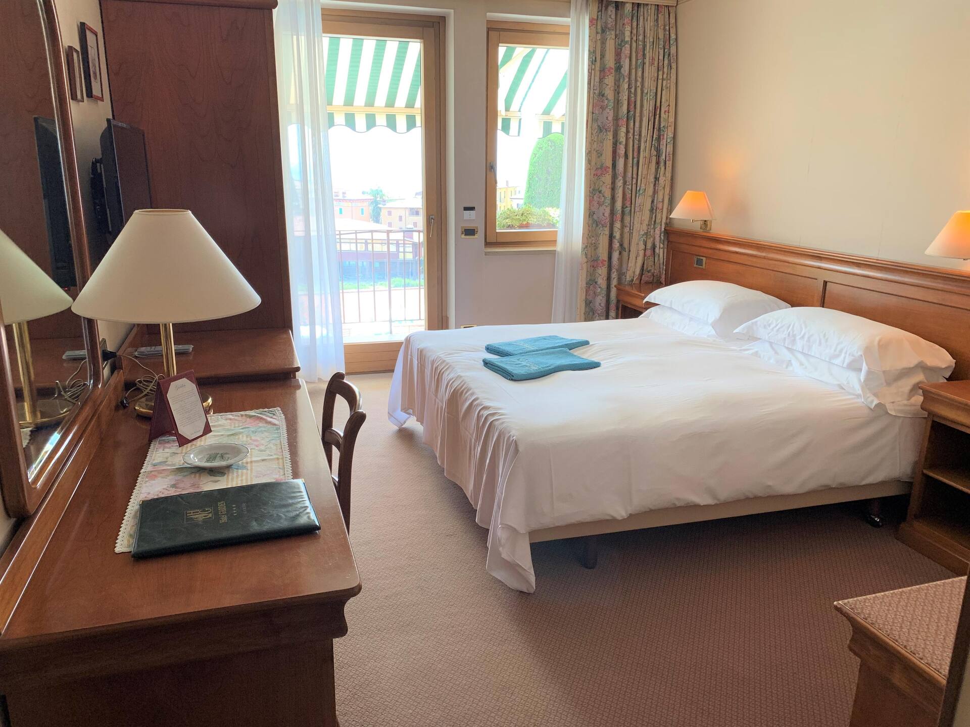 <p>Kahden hengen huone, parveke ja osittainen järvinäköala</p>