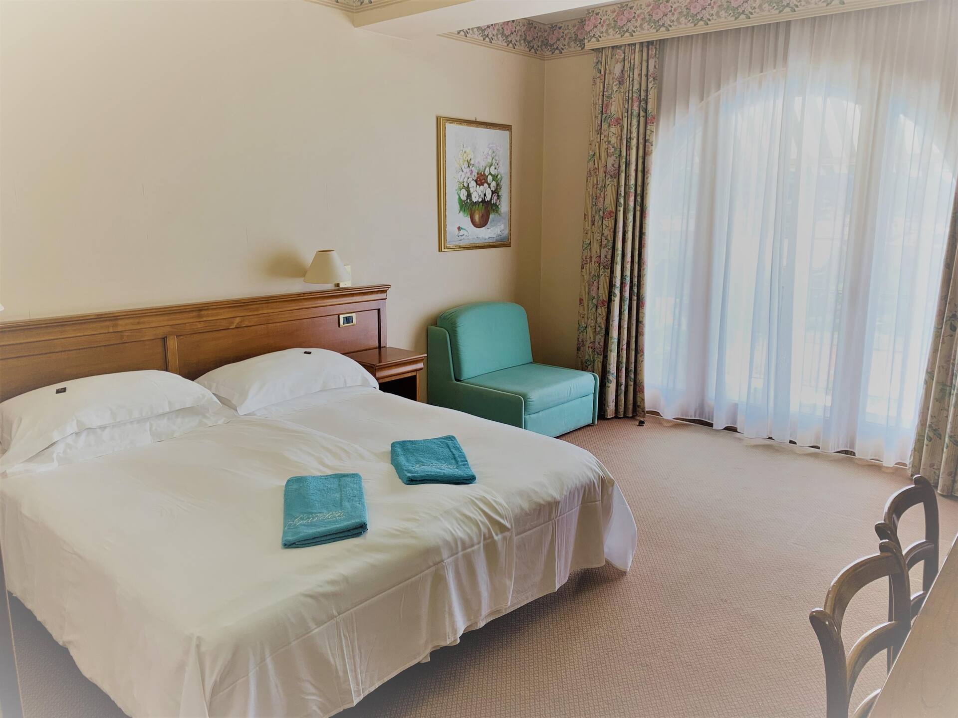 <p>Kahden hengen huone, parveke ja osittainen järvinäköala</p>