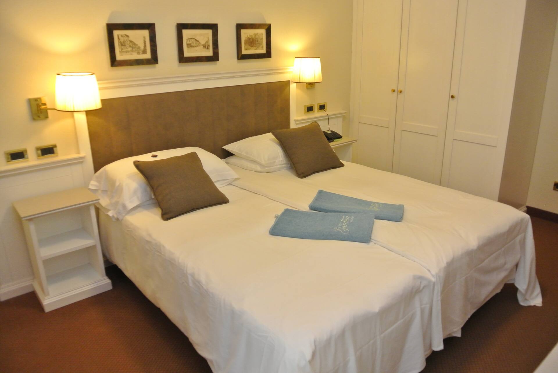 <p>Kahden hengen huone, parveke</p>