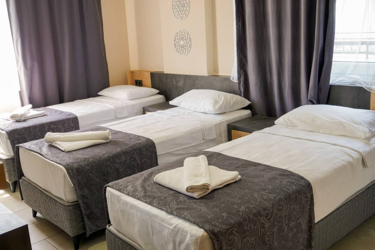 <p>Kolmen hengen huone</p>