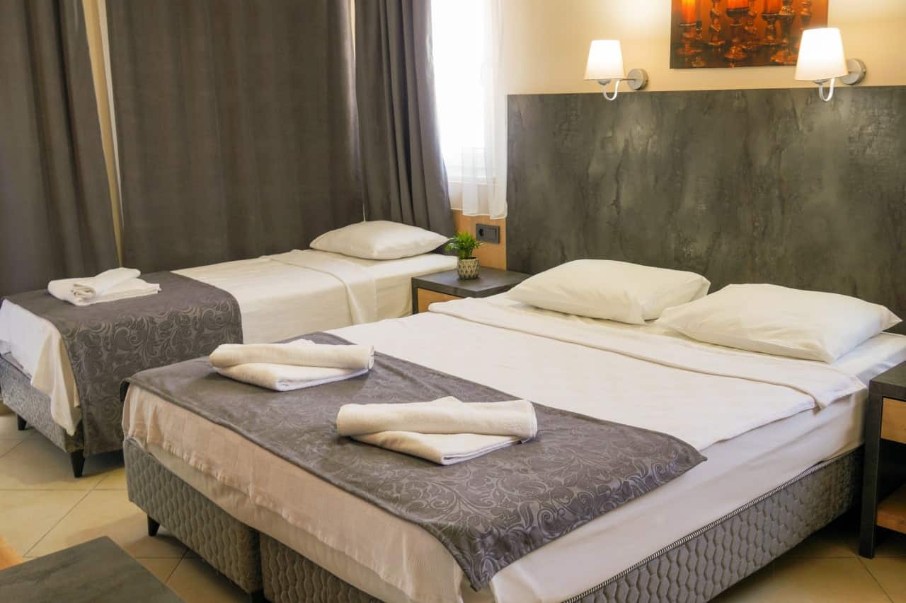 <p>Kolmen hengen huone</p>