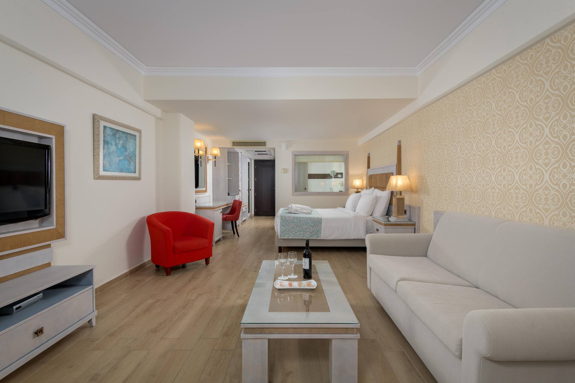 <p>Juniorsviitti, parveke ja osittainen merinäköala</p>