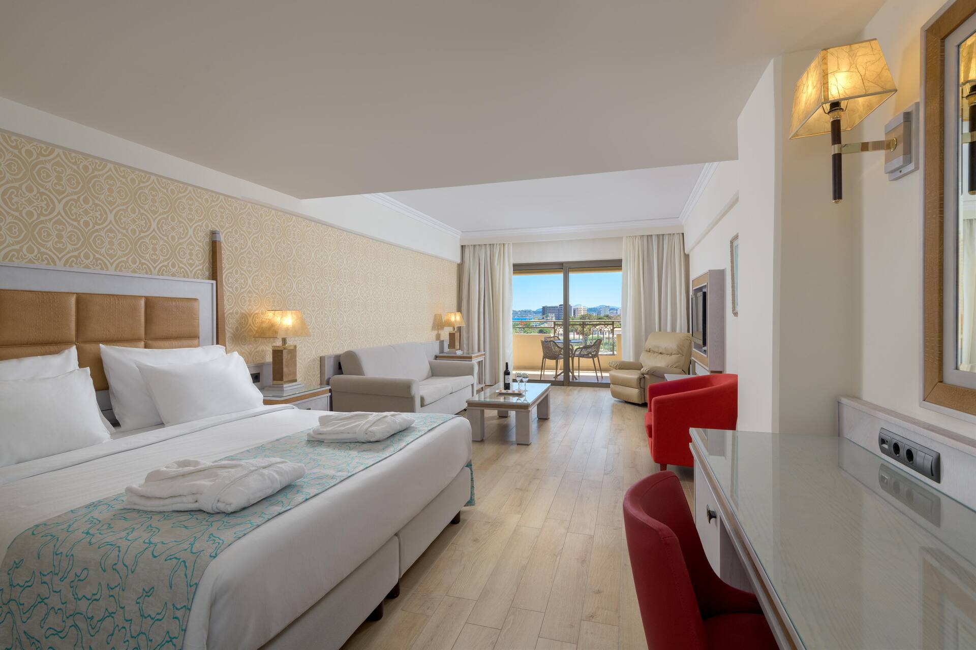 <p>Juniorsviitti, parveke ja osittainen merinäköala</p>