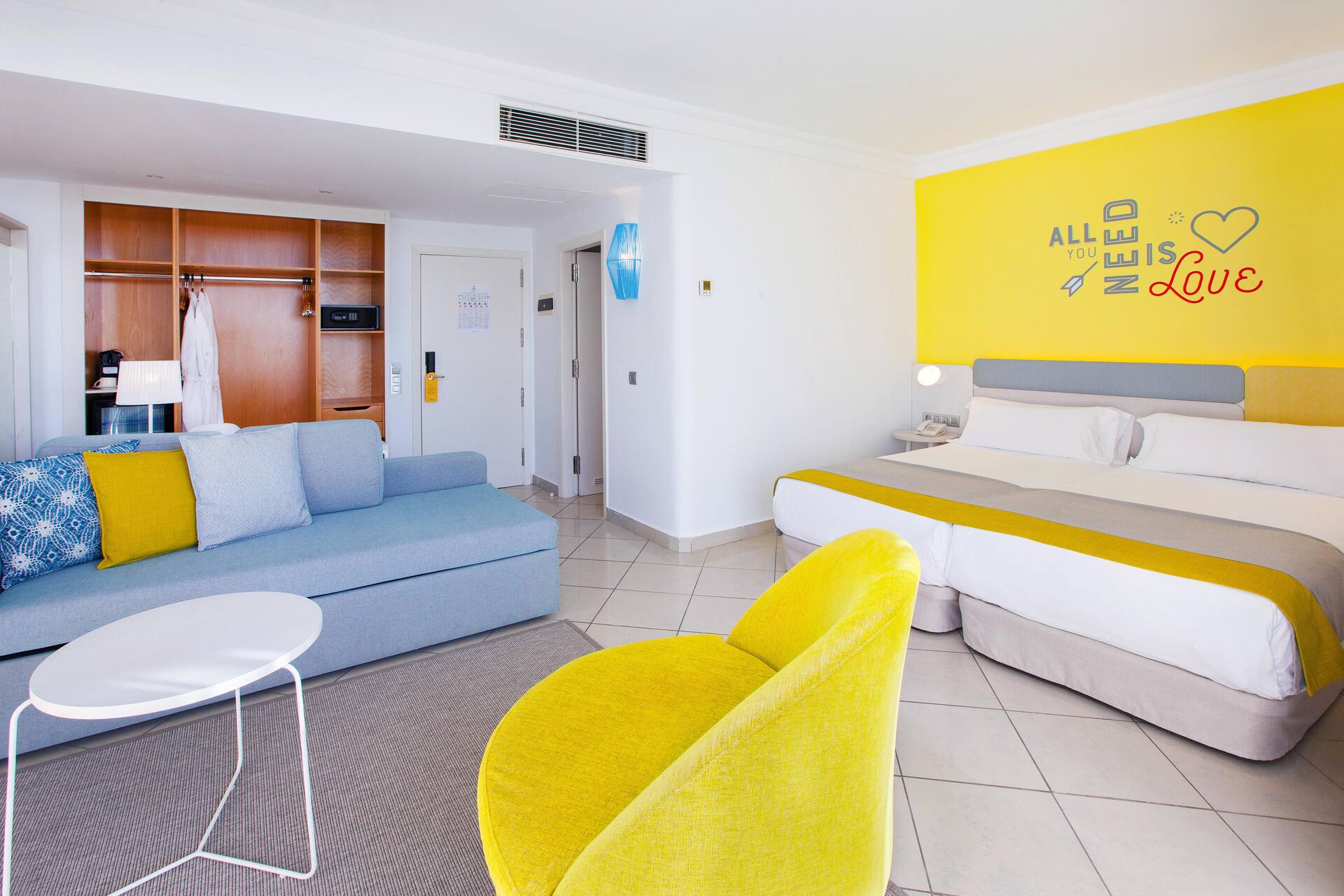 <p>Deluxe-huone, terassilta käynti jaettuun uima-altaaseen</p>