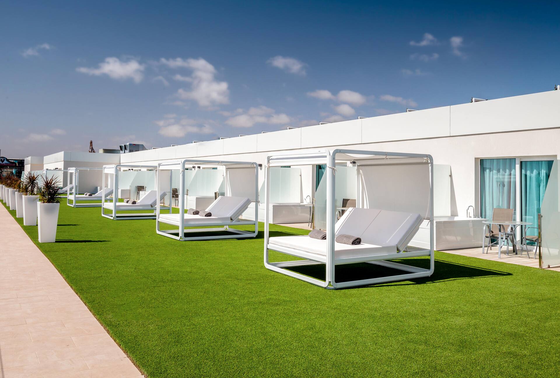 <p>Deluxe-huone, terassilla poreamme</p>