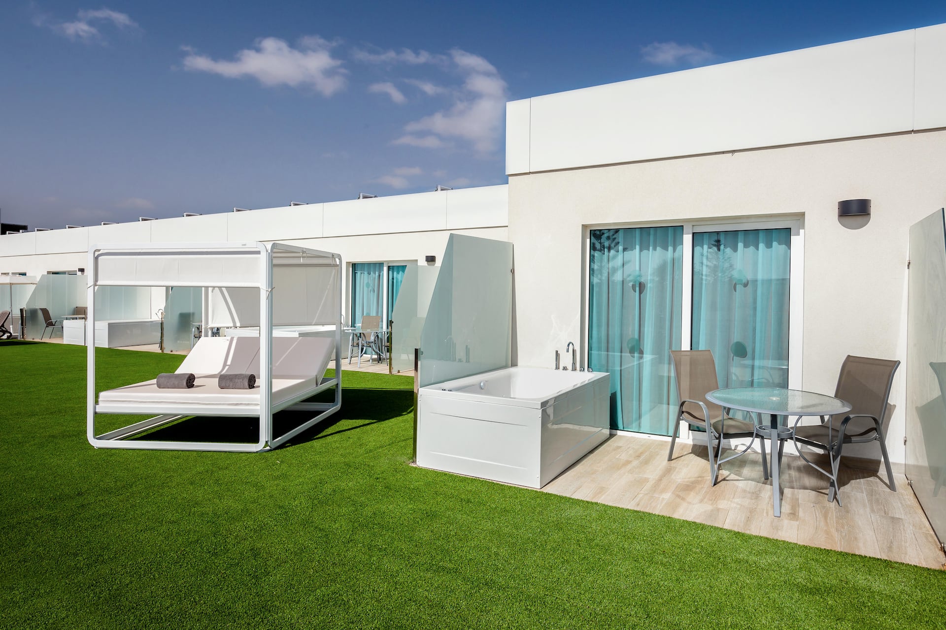 <p>Deluxe-huone, terassilla poreamme</p>