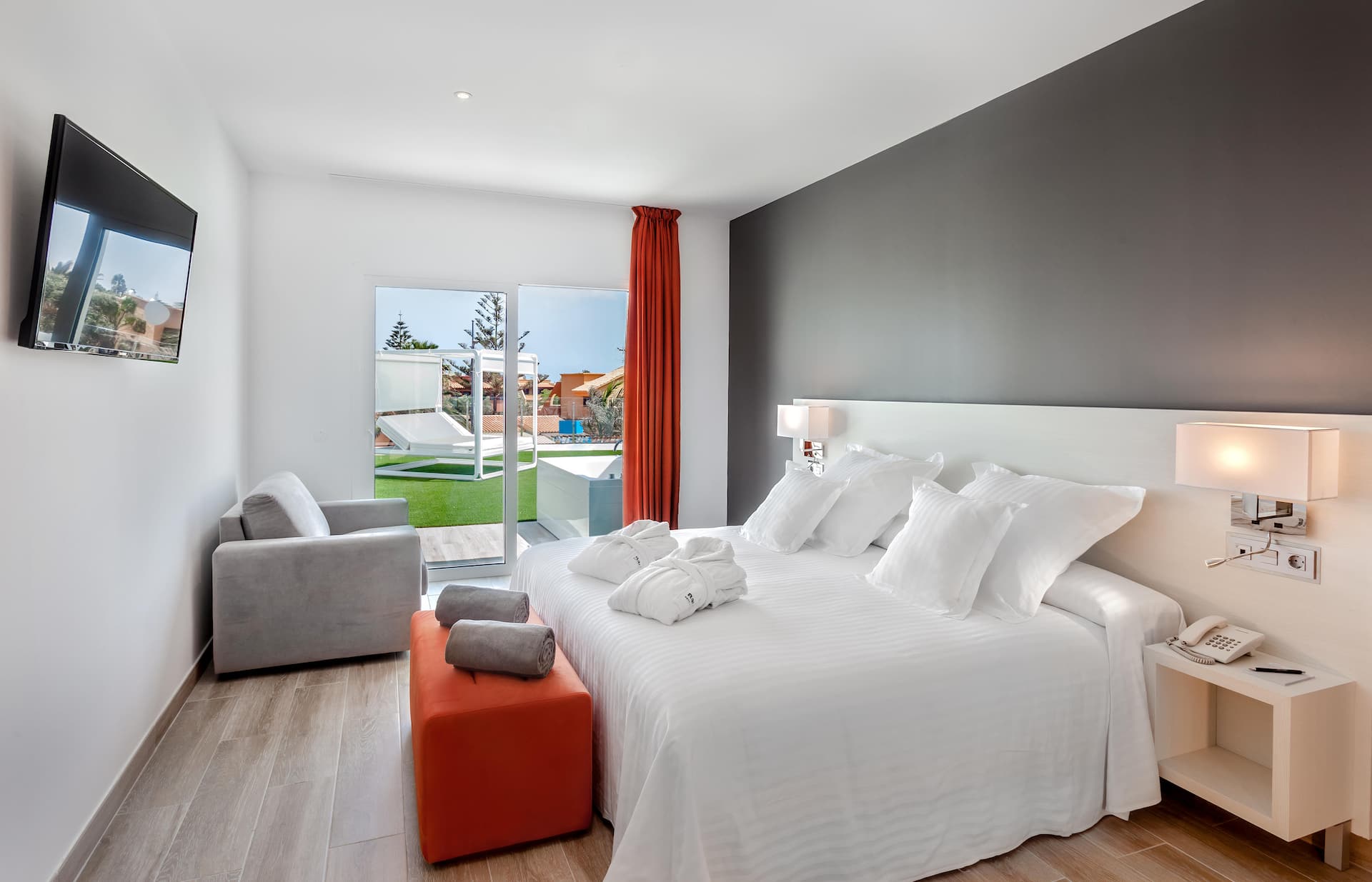 <p>Deluxe-huone, terassilla poreamme</p>