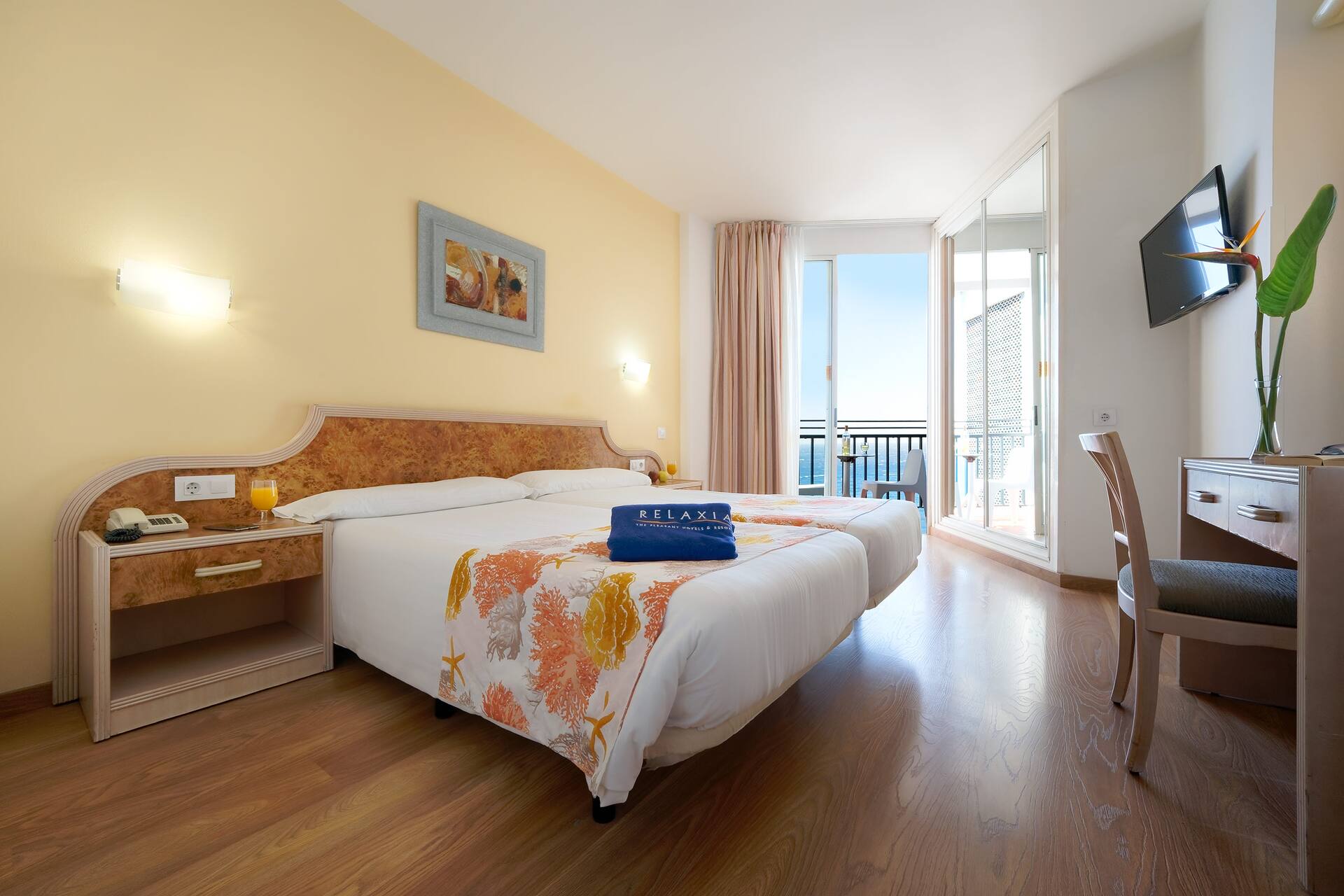 <p>Kahden hengen huone ylemmissä kerroksissa, merinäköala</p>