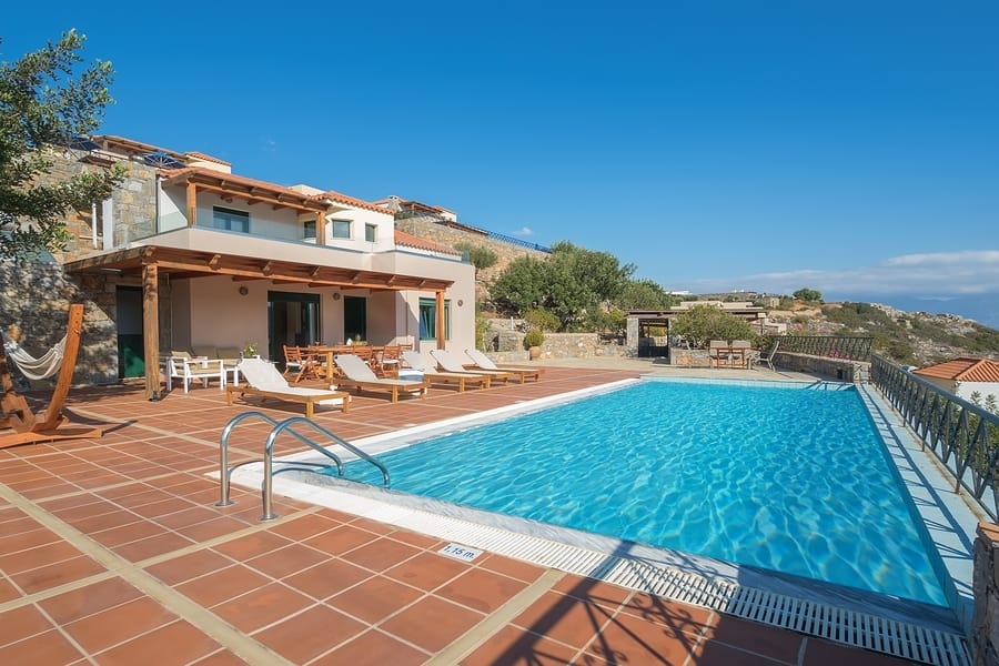 <p>Huvila, neljä makuuhuonetta, oma uima-allas</p>