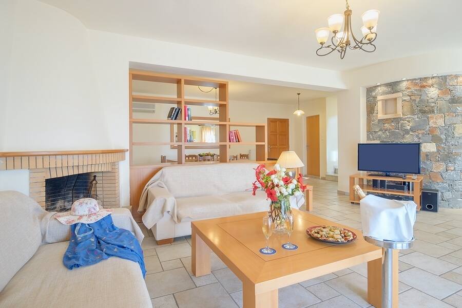 <p>Huvila, neljä makuuhuonetta, oma uima-allas</p>