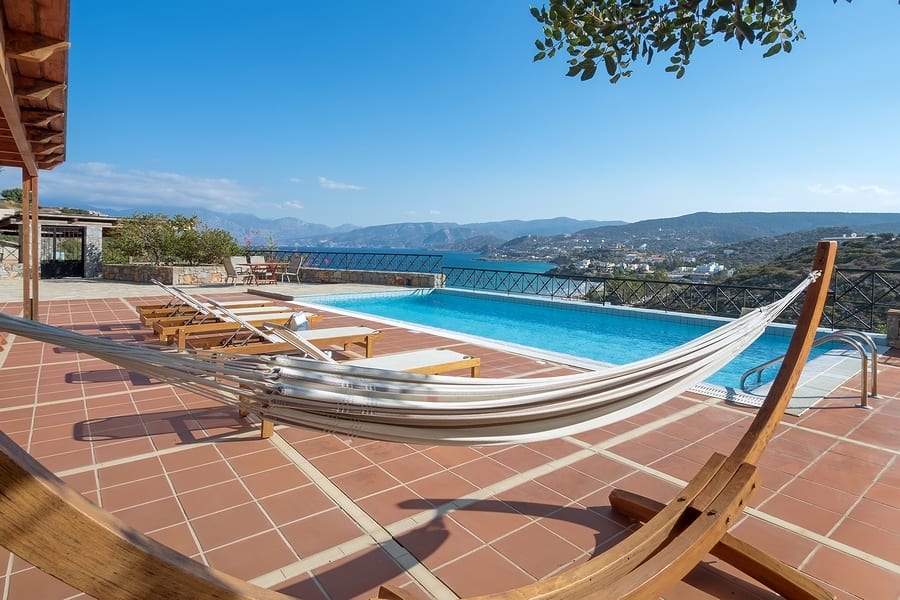 <p>Huvila, kolme makuuhuonetta, oma uima-allas</p>