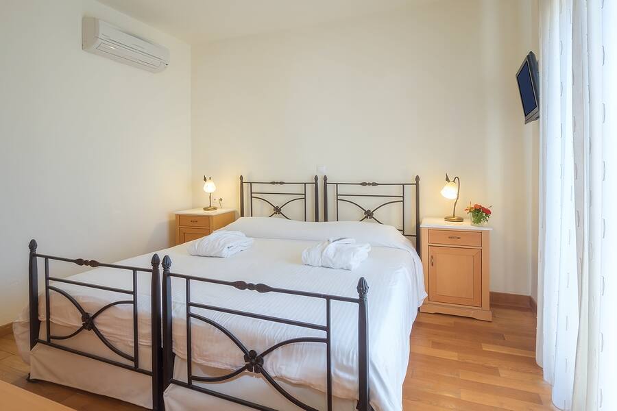 <p>Huvila, kolme makuuhuonetta, oma uima-allas</p>