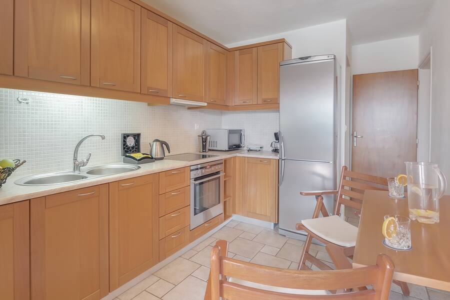 <p>Huvila, kolme makuuhuonetta, oma uima-allas</p>