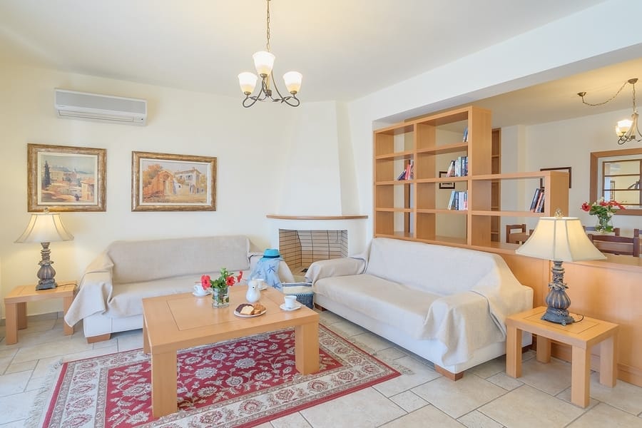 <p>Huvila, kolme makuuhuonetta, oma uima-allas</p>