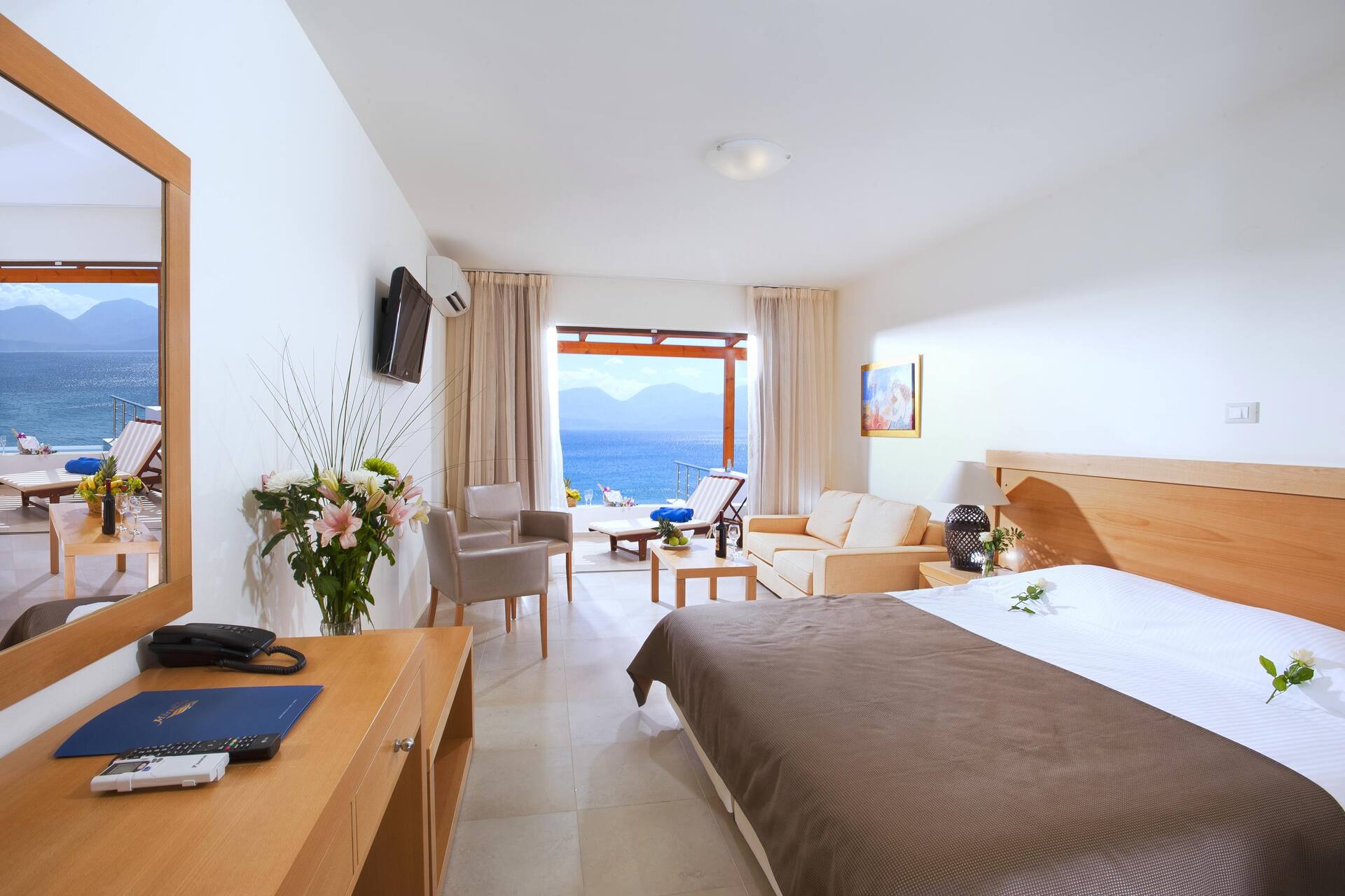 <p>Superior-huone, merinäköala ja oma uima-allas</p>