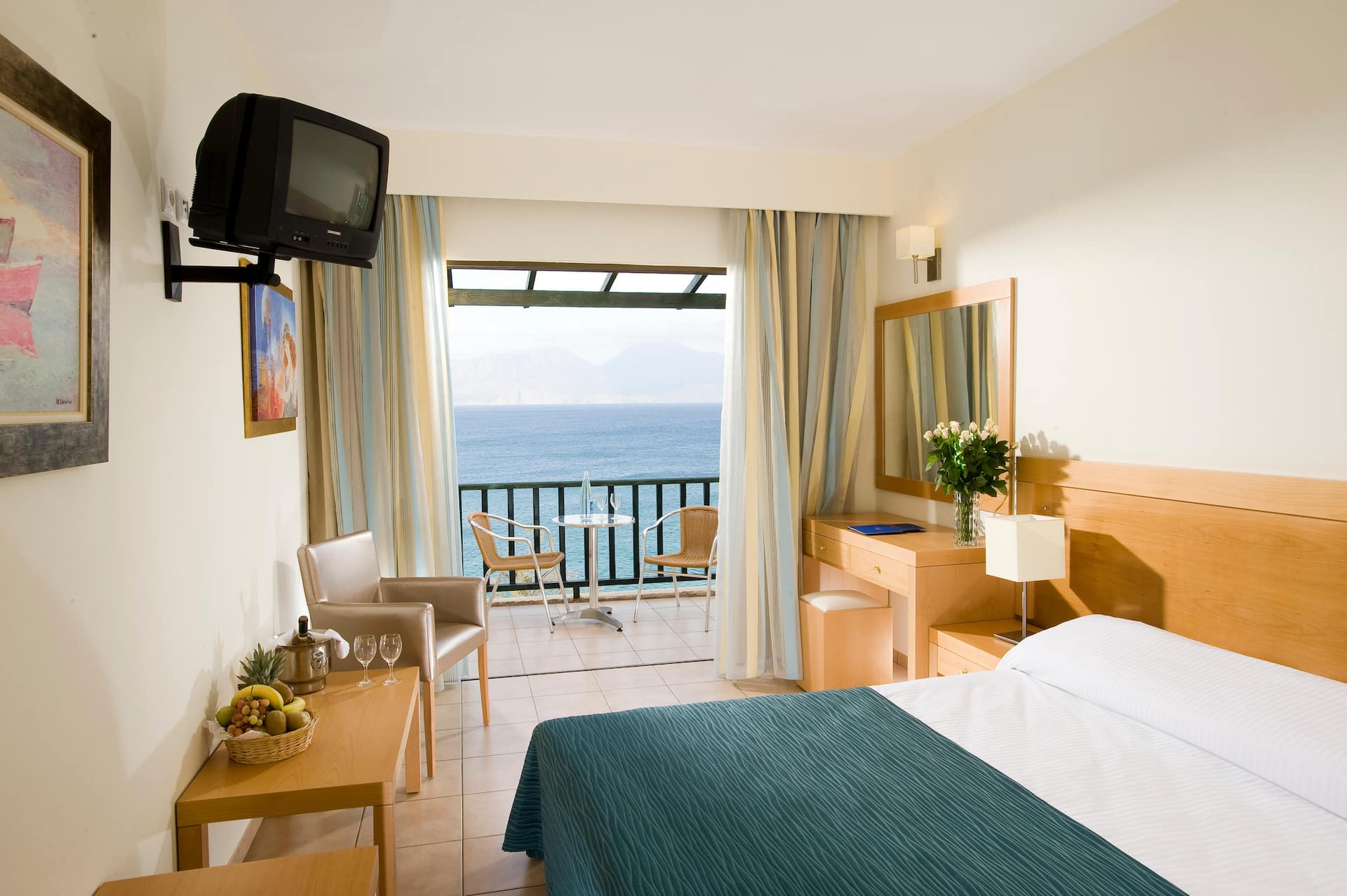 <p>Kahden hengen huone, parveke ja merinäköala</p>