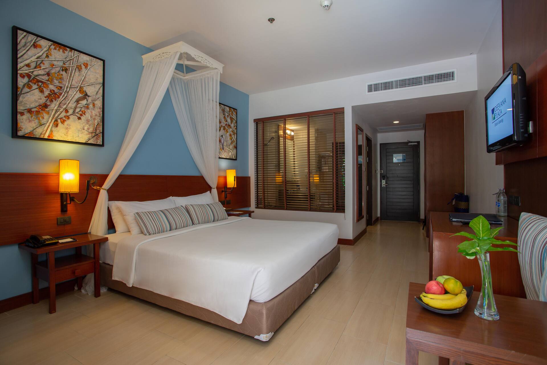 <p>Kahden hengen huone, jonka terassilta on käynti uima-altaaseen</p>