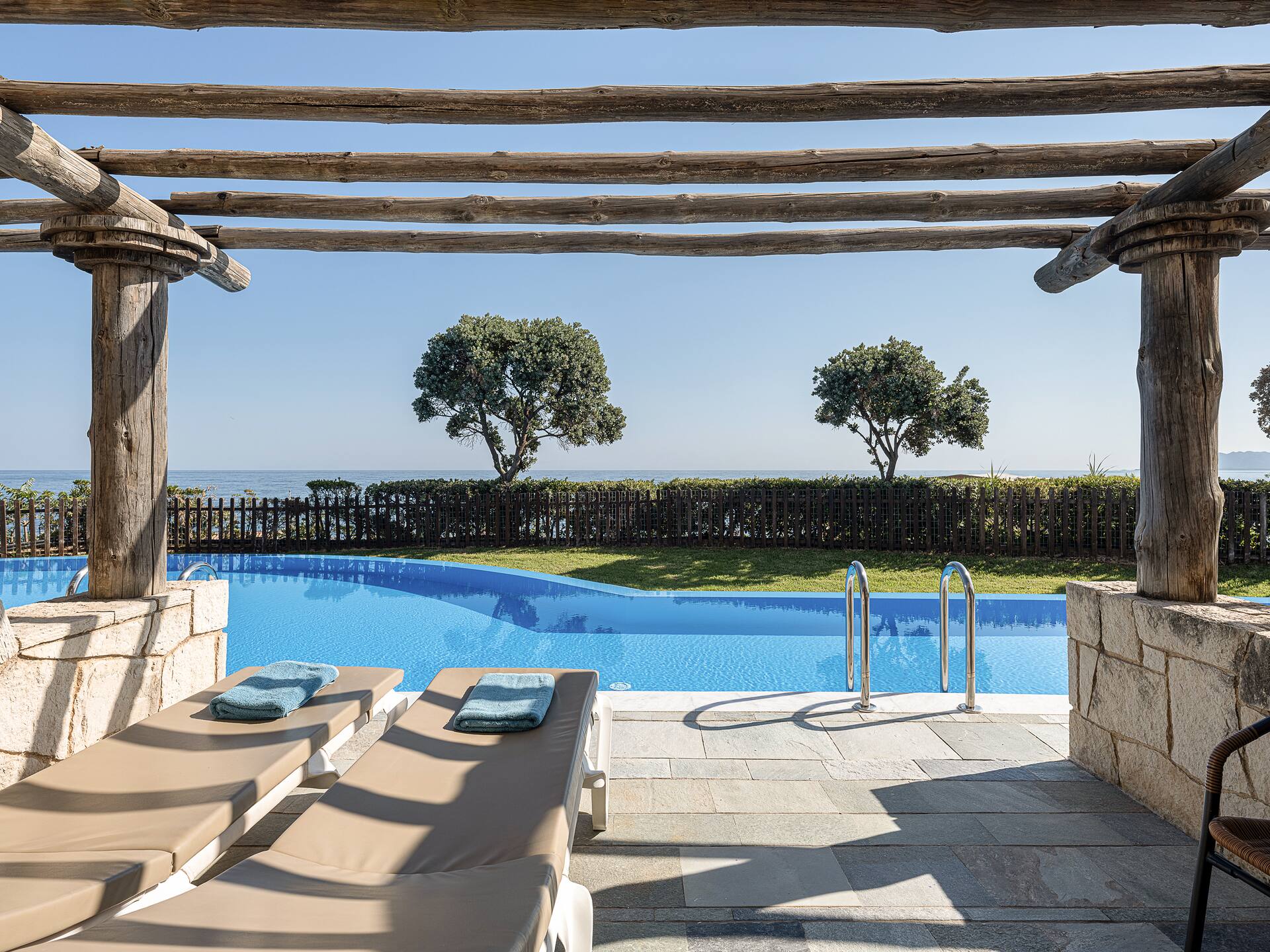 <p>Deluxe -huone, terassilta käynti jaettuun uima-altaaseen</p>