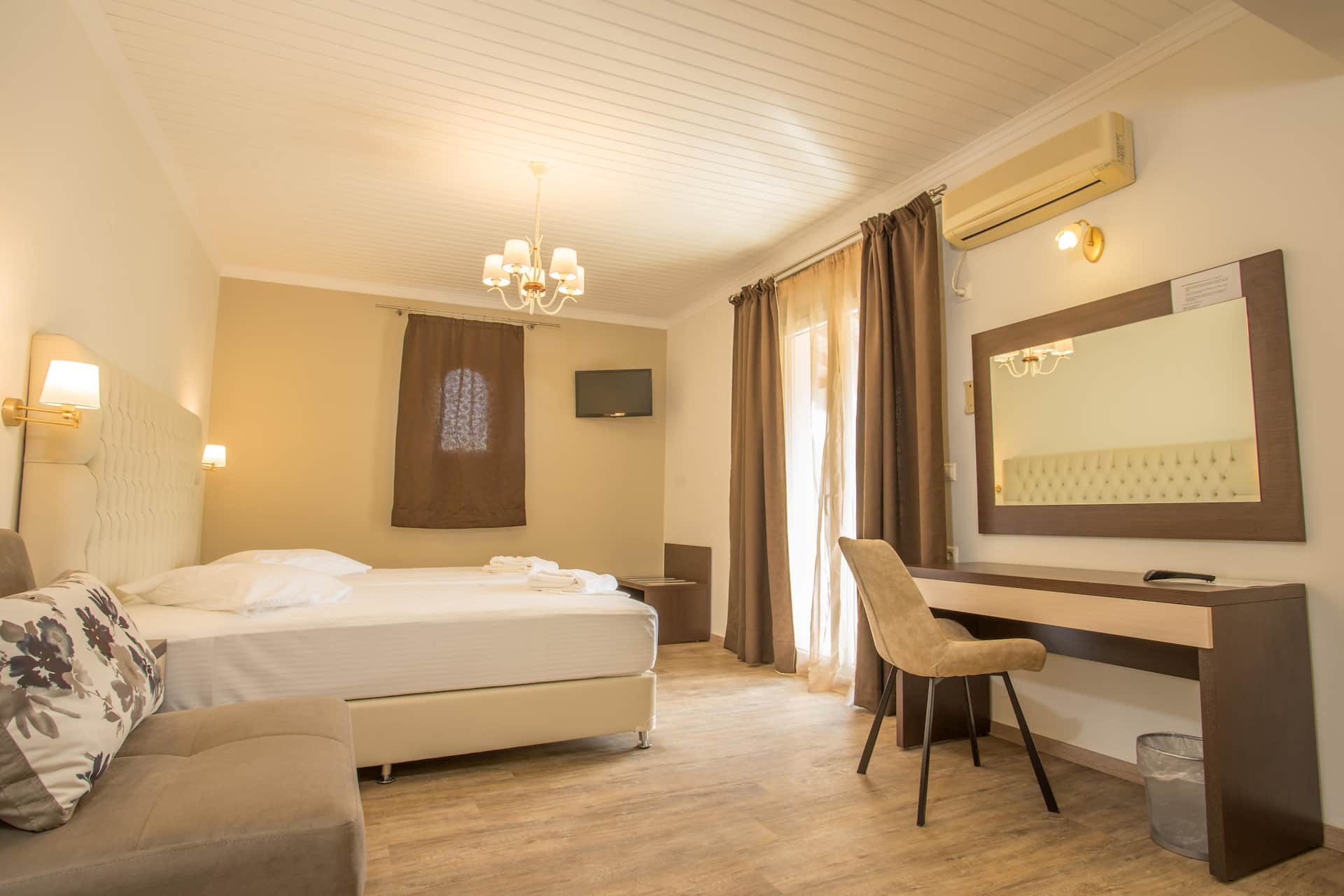 <p>Tilava kahden hegen huone</p>