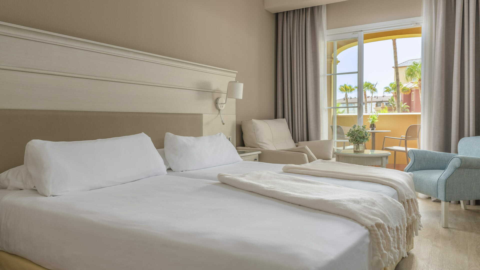 <p>kahden hengen huone, osittainen merinäköala</p>