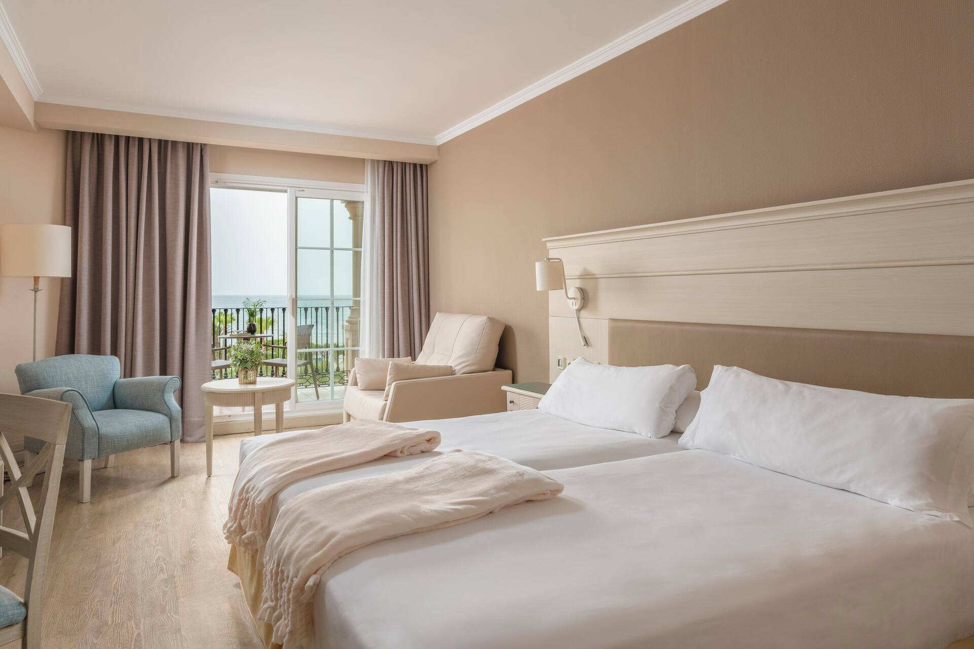 <p>kahden hengen huone, merinäköala</p>