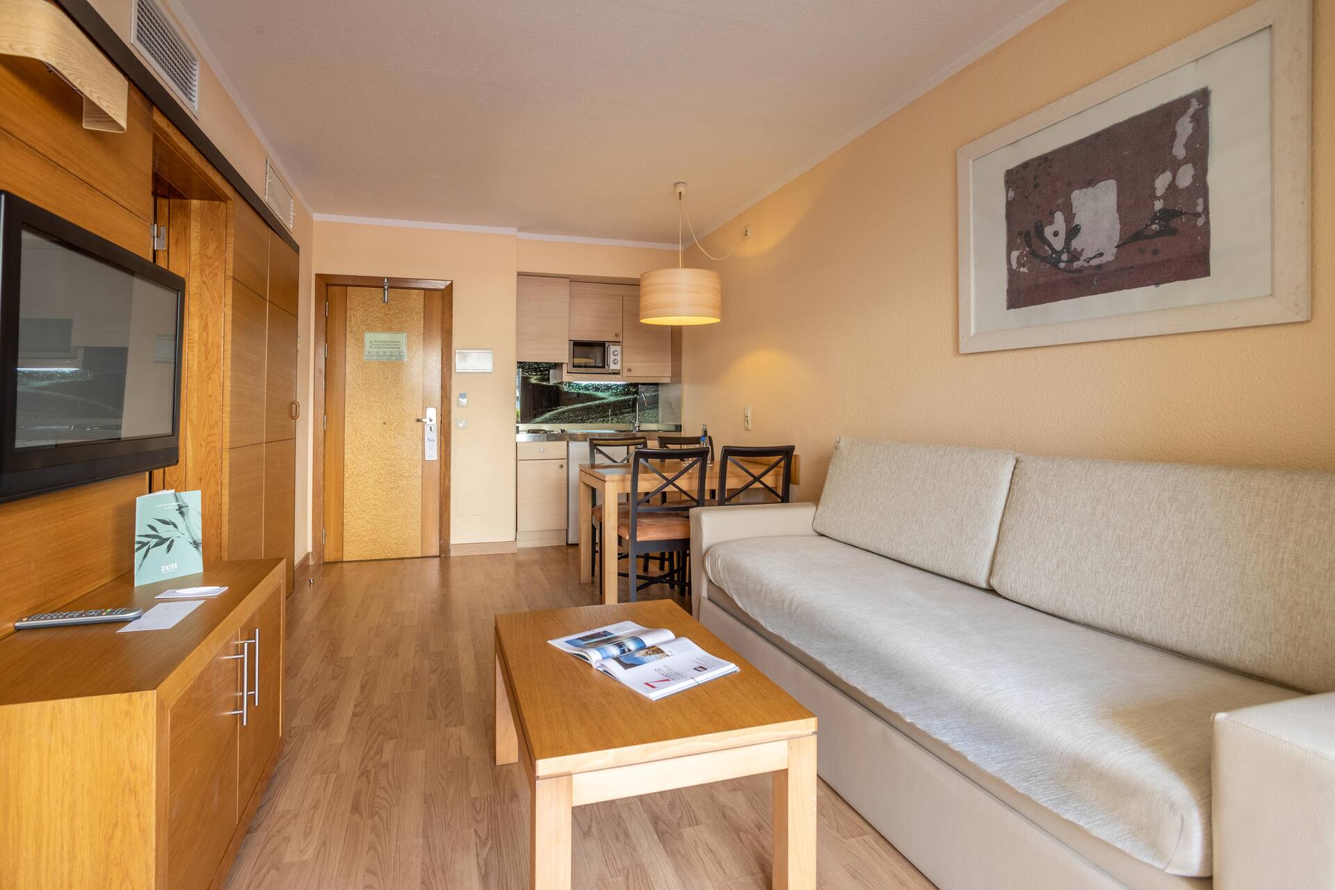 <p>Sviitti, näkymä allasalueelle</p>