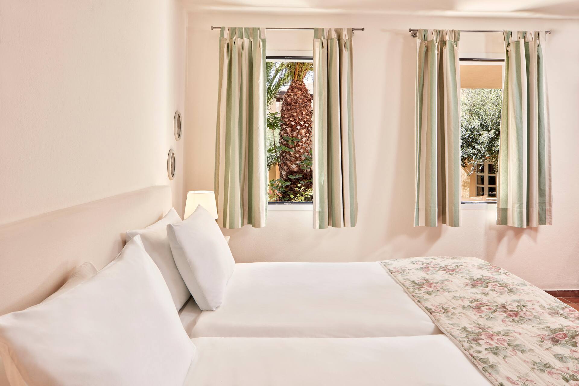 <p>Perhekaksio, terassi jolta käynti puutarhaan</p>