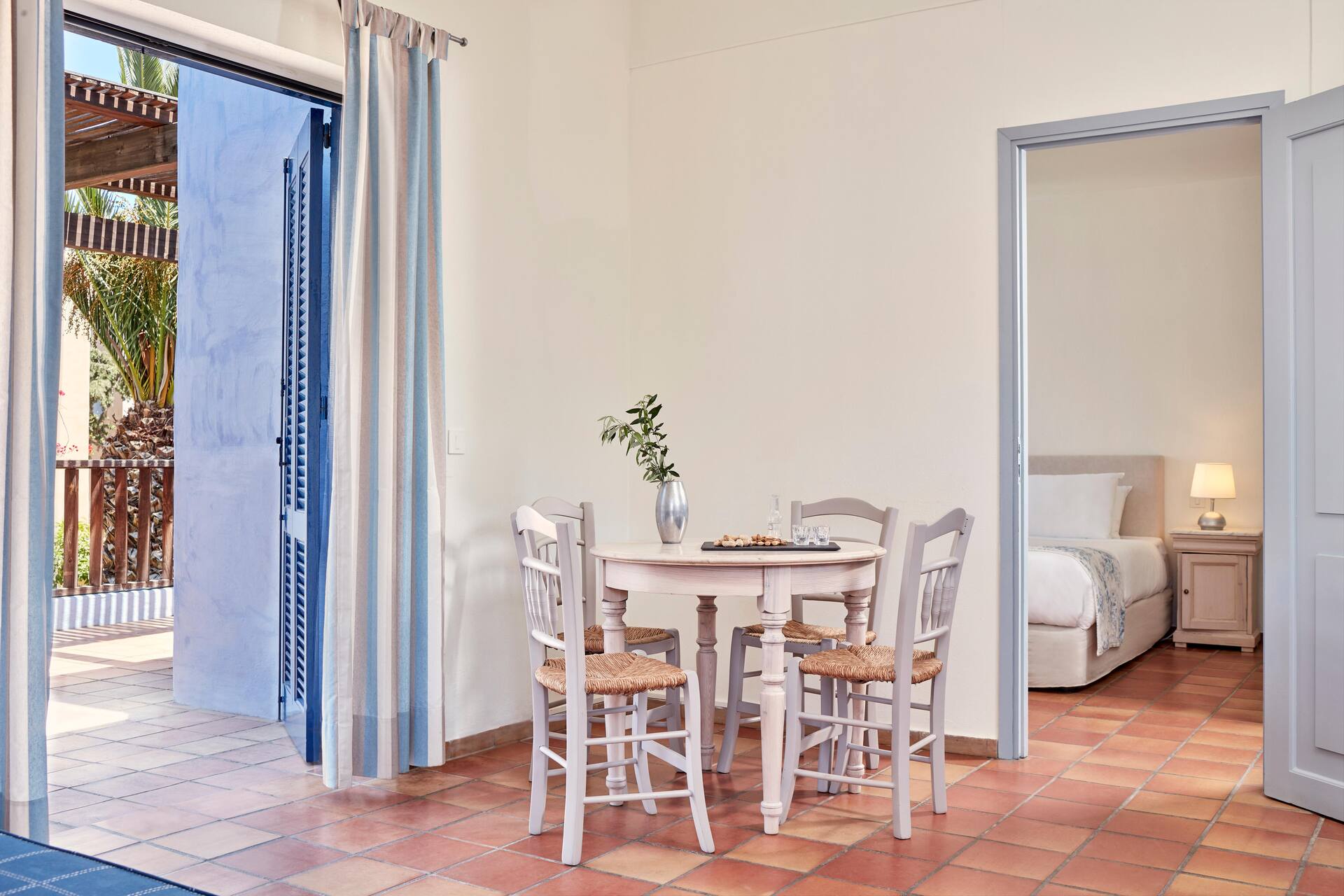 <p>Perhekaksio, kylänäkymä</p>