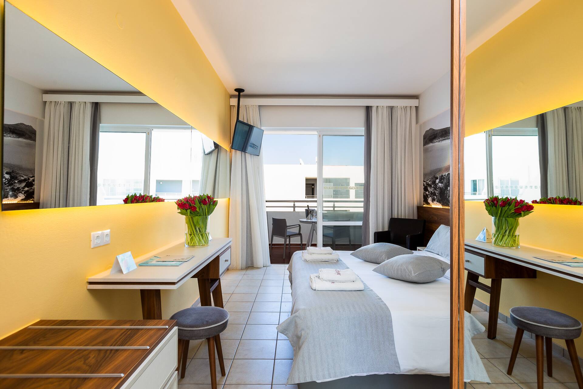 <p>kahden hengen huone, uima-allasnäköala</p>