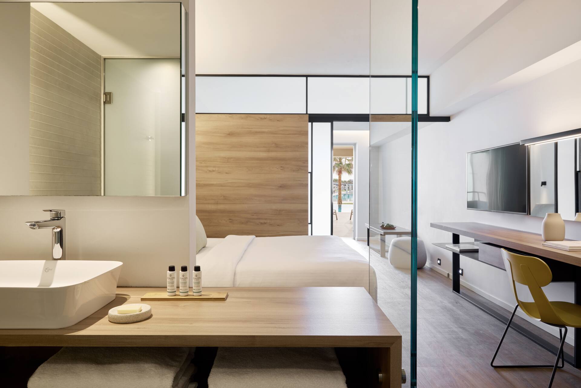 <p>Juniorsviitti, terassilta käynti jaettuun uima-altaaseen</p>