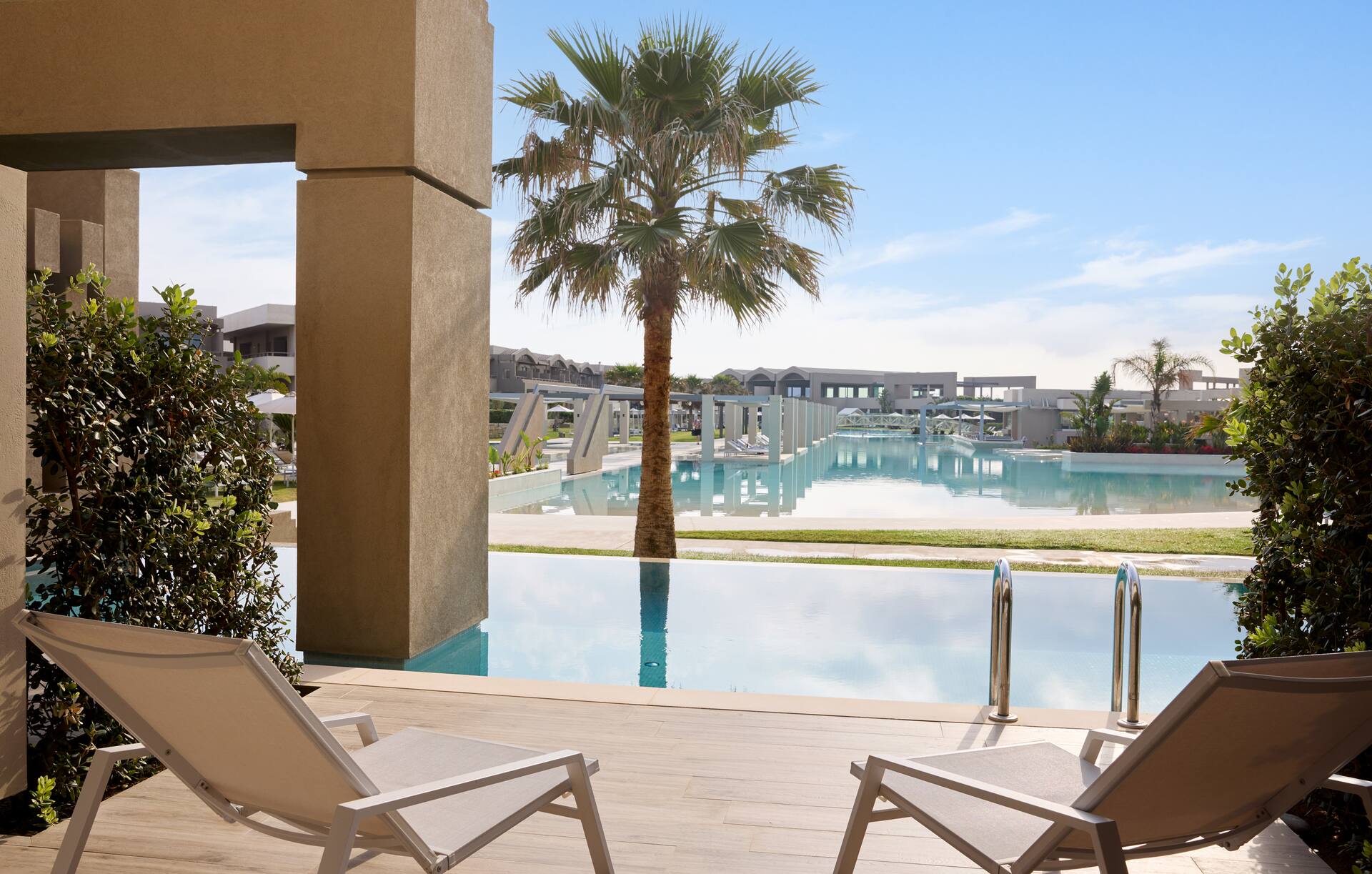 <p>Juniorsviitti, terassilta käynti jaettuun uima-altaaseen</p>