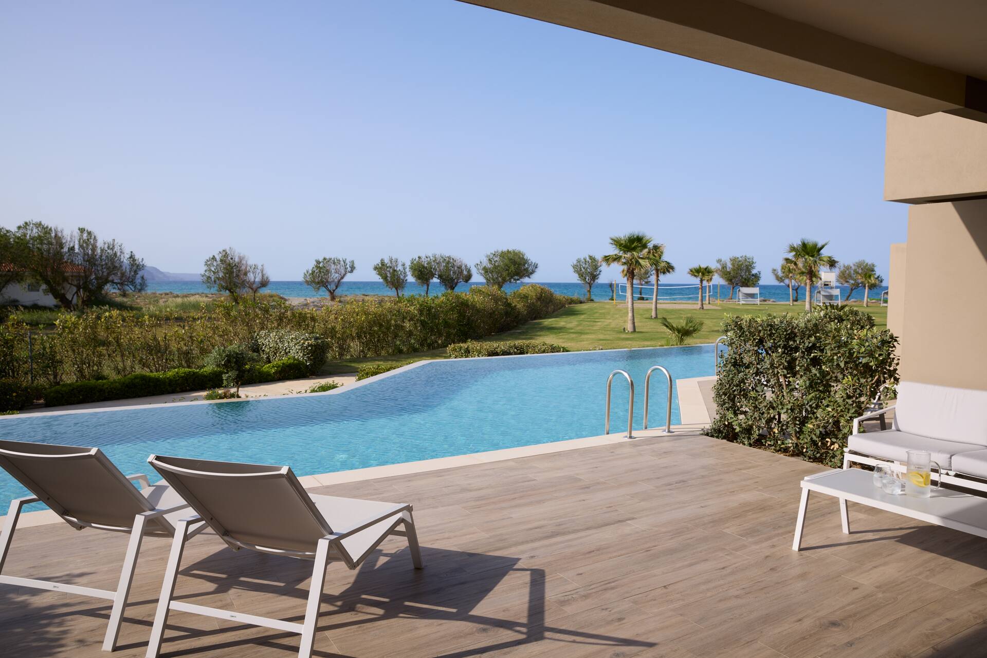 <p>Perhesviitti, terassilta käynti jaettuun uima-altaaseen</p>