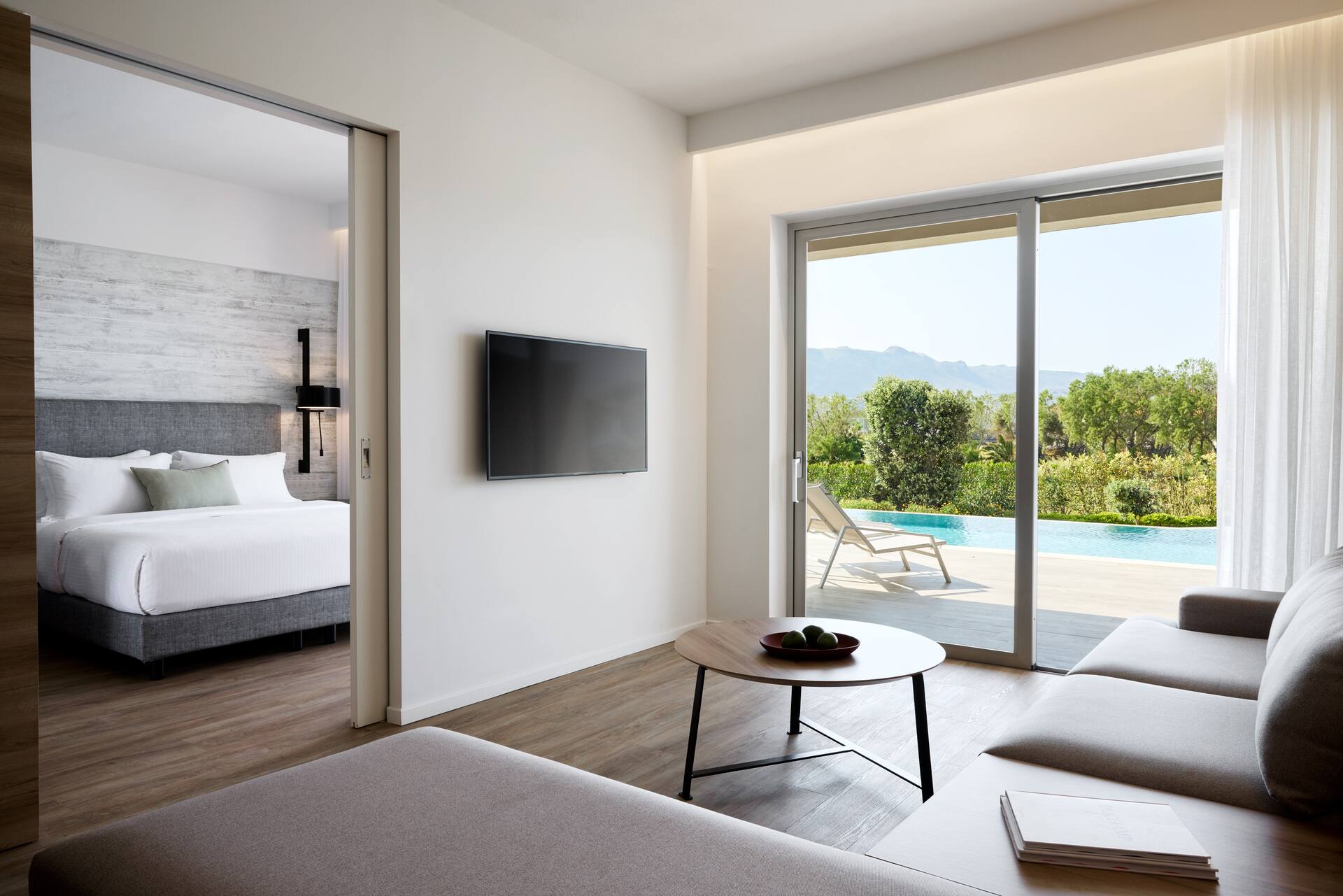 <p>Perhesviitti, osittainen merinäköala, terassilta käynti jaettuun uima-altaaseen</p>