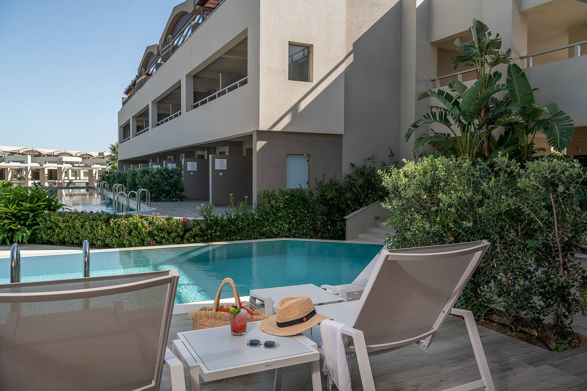 <p>Perhesviitti, terassilta käynti jaettuun uima-altaaseen</p>