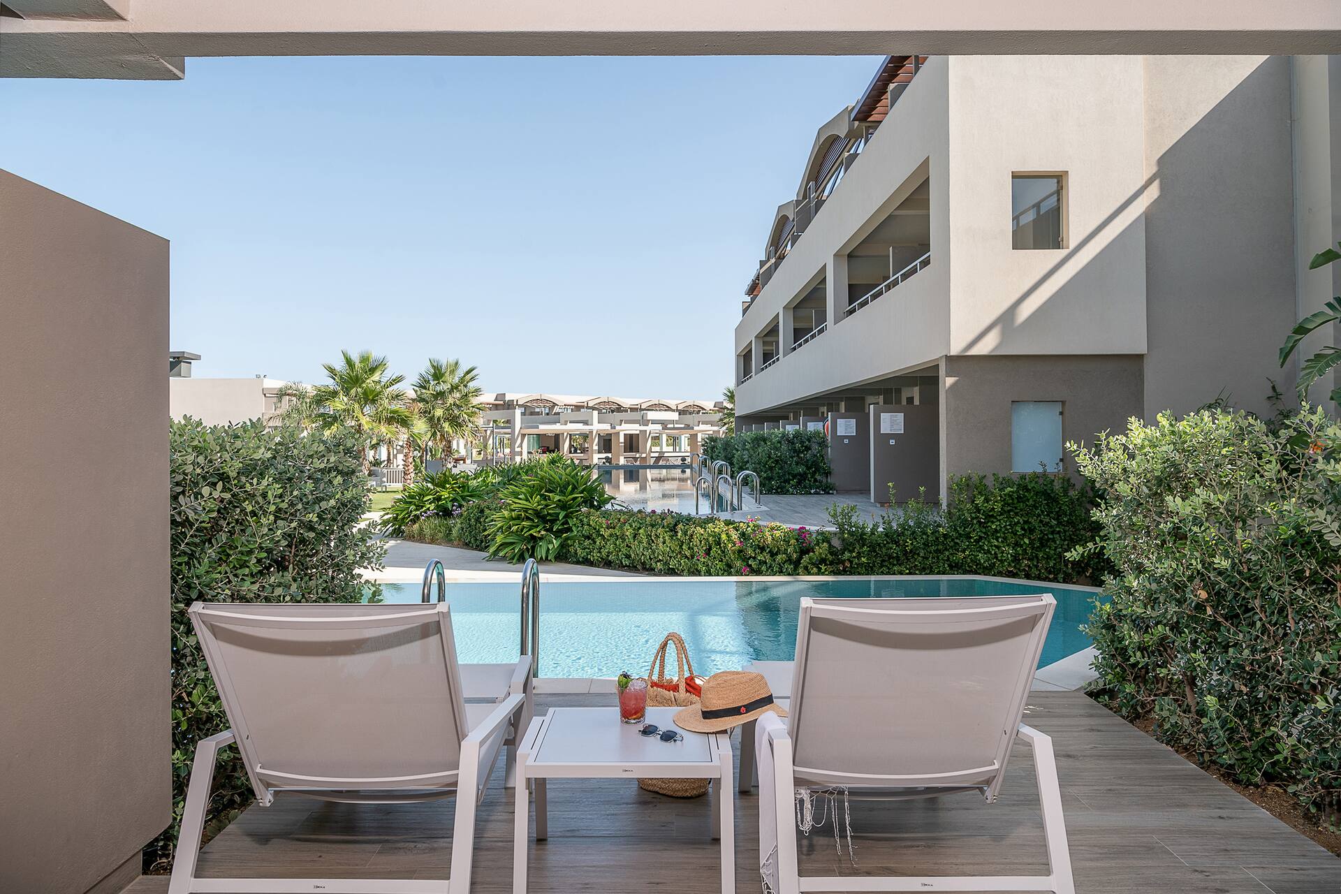 <p>Classic-huone, terassilta käynti jaettuun uima-altaaseen</p>