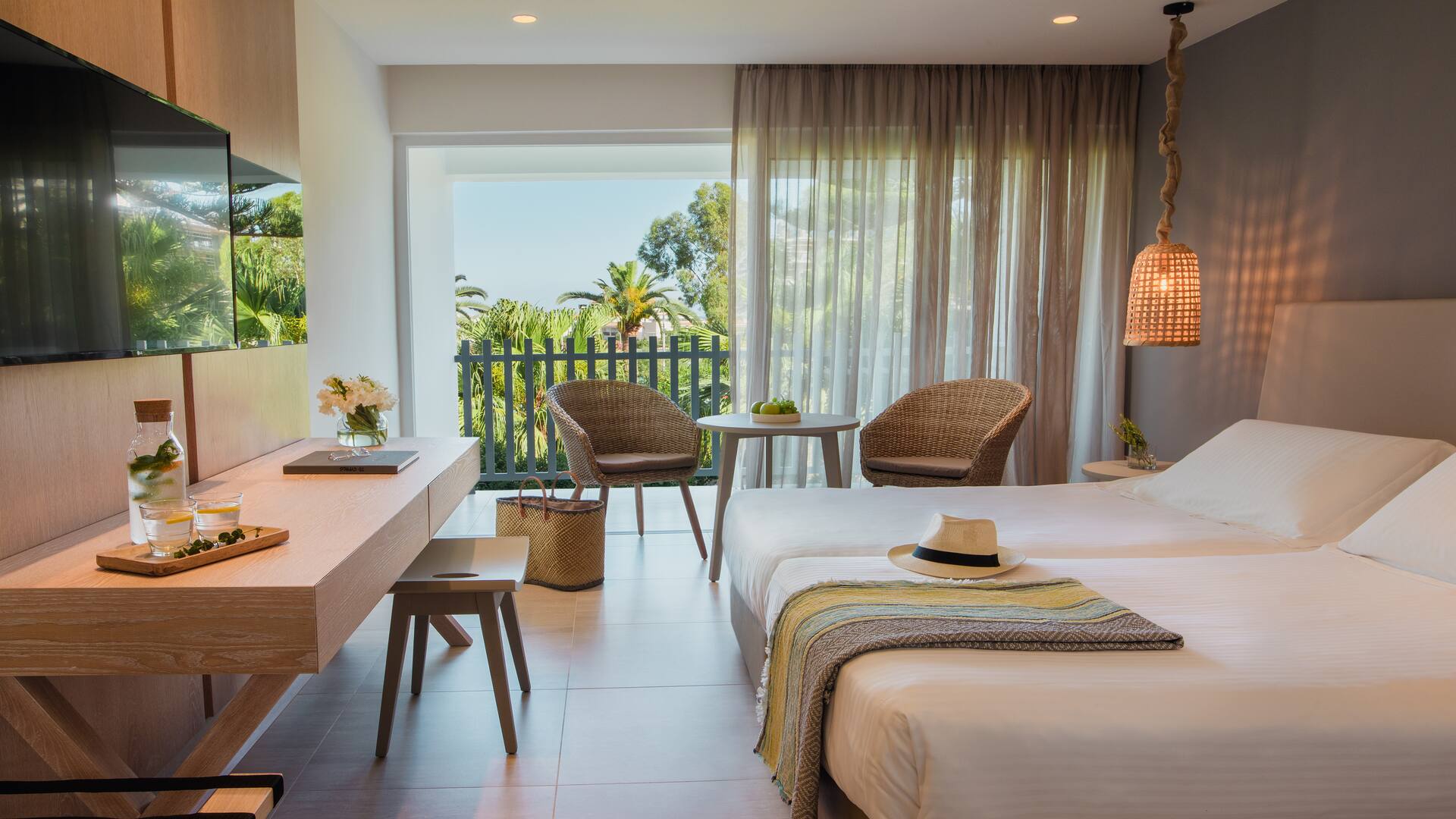 <p>Kahden hengen huone ja näkymä puutarhaan</p>