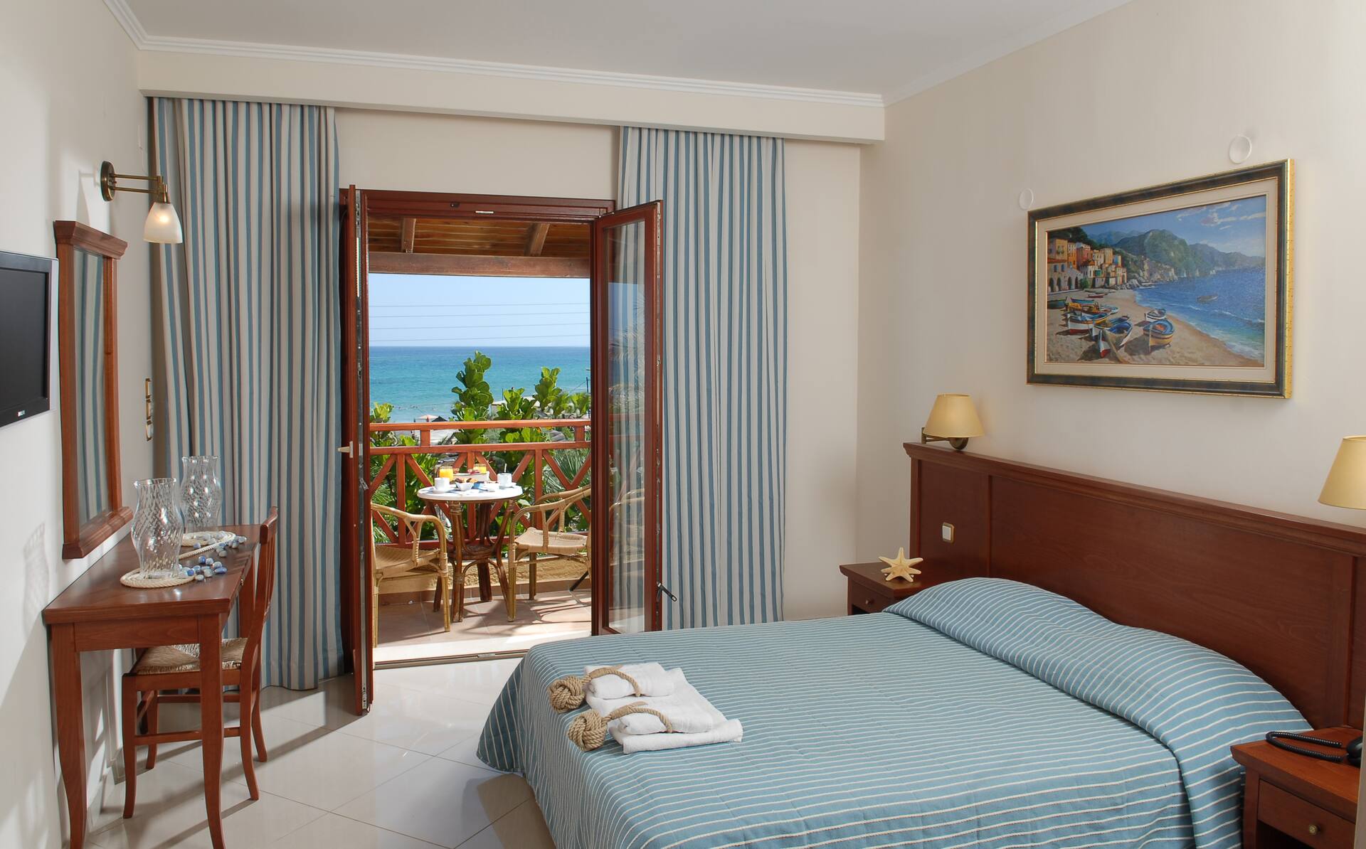 <p>kahden hengen huone / perhehuone, kaksi makuuhuonetta</p>